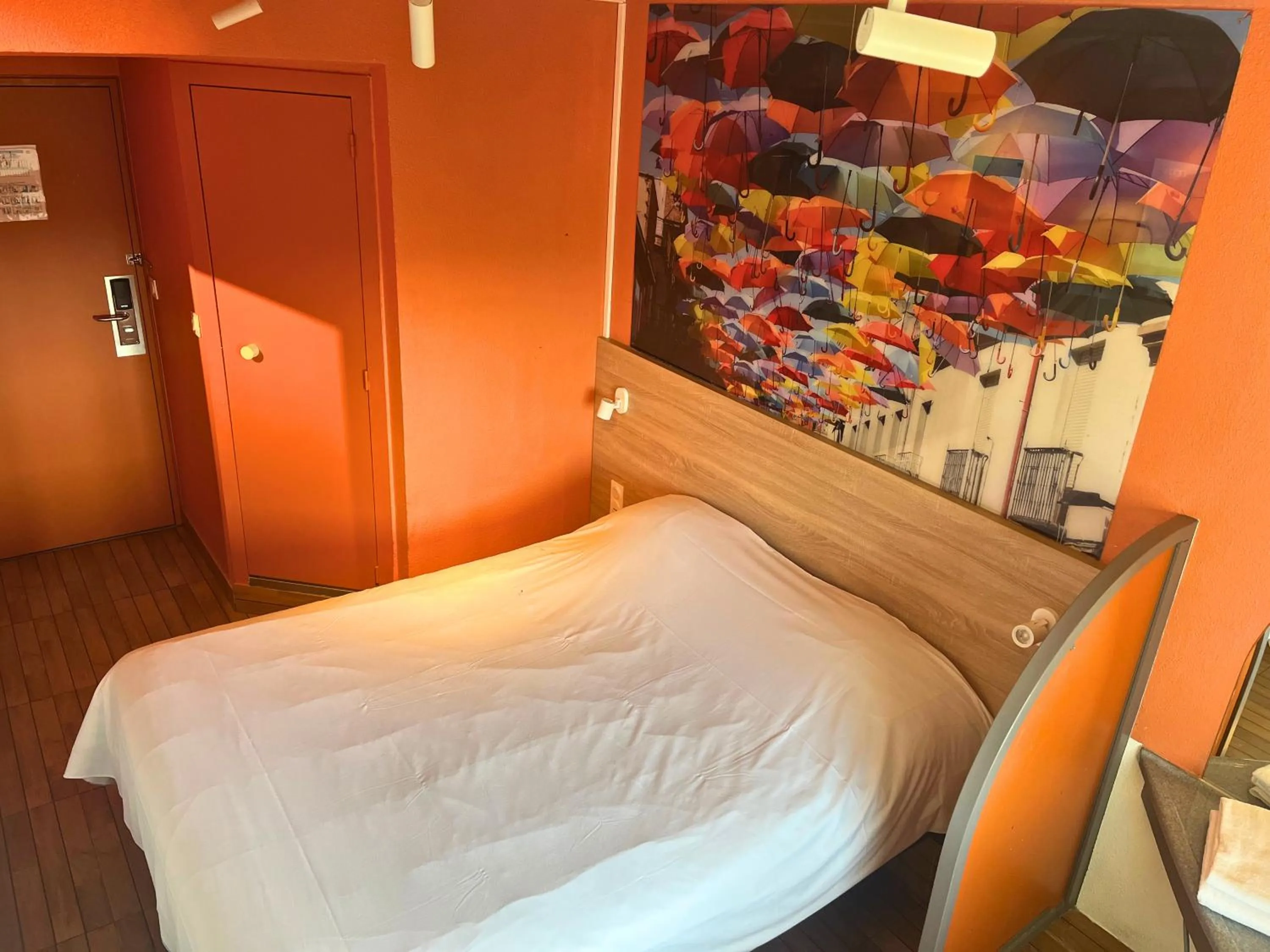 Bed in Egg Hôtel Sarcelles