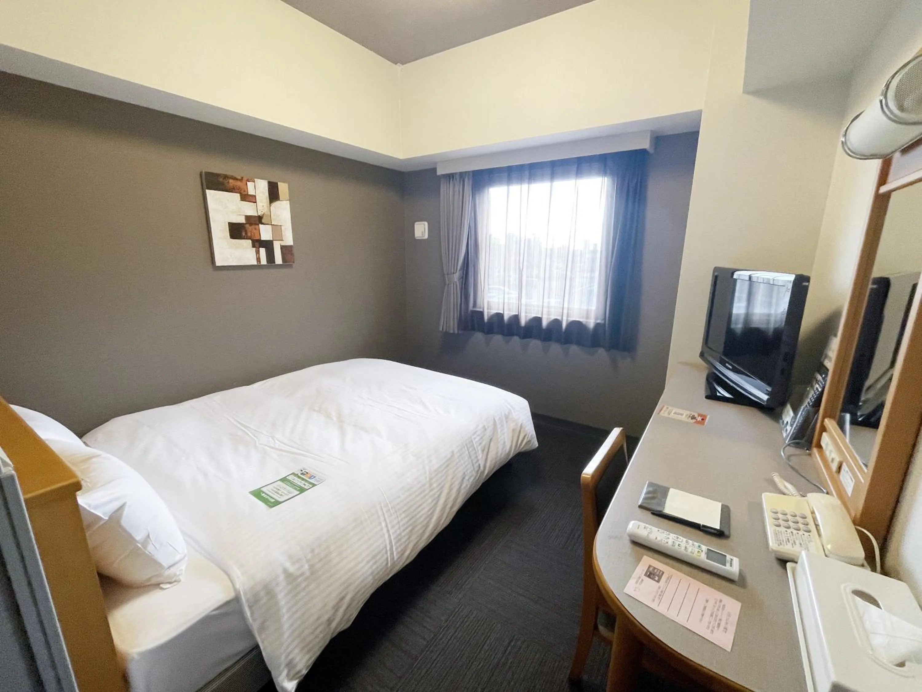 Photo of the whole room, Bed in Hotel Route-Inn Tsubamesanjo Ekimae