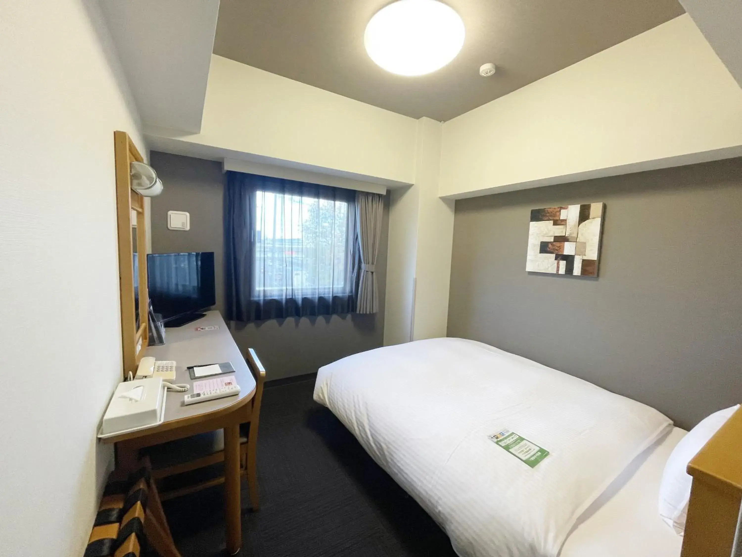 Photo of the whole room, Bed in Hotel Route-Inn Tsubamesanjo Ekimae Photo of the whole room, Bed in Hotel Route-Inn Tsubamesanjo Ekimae