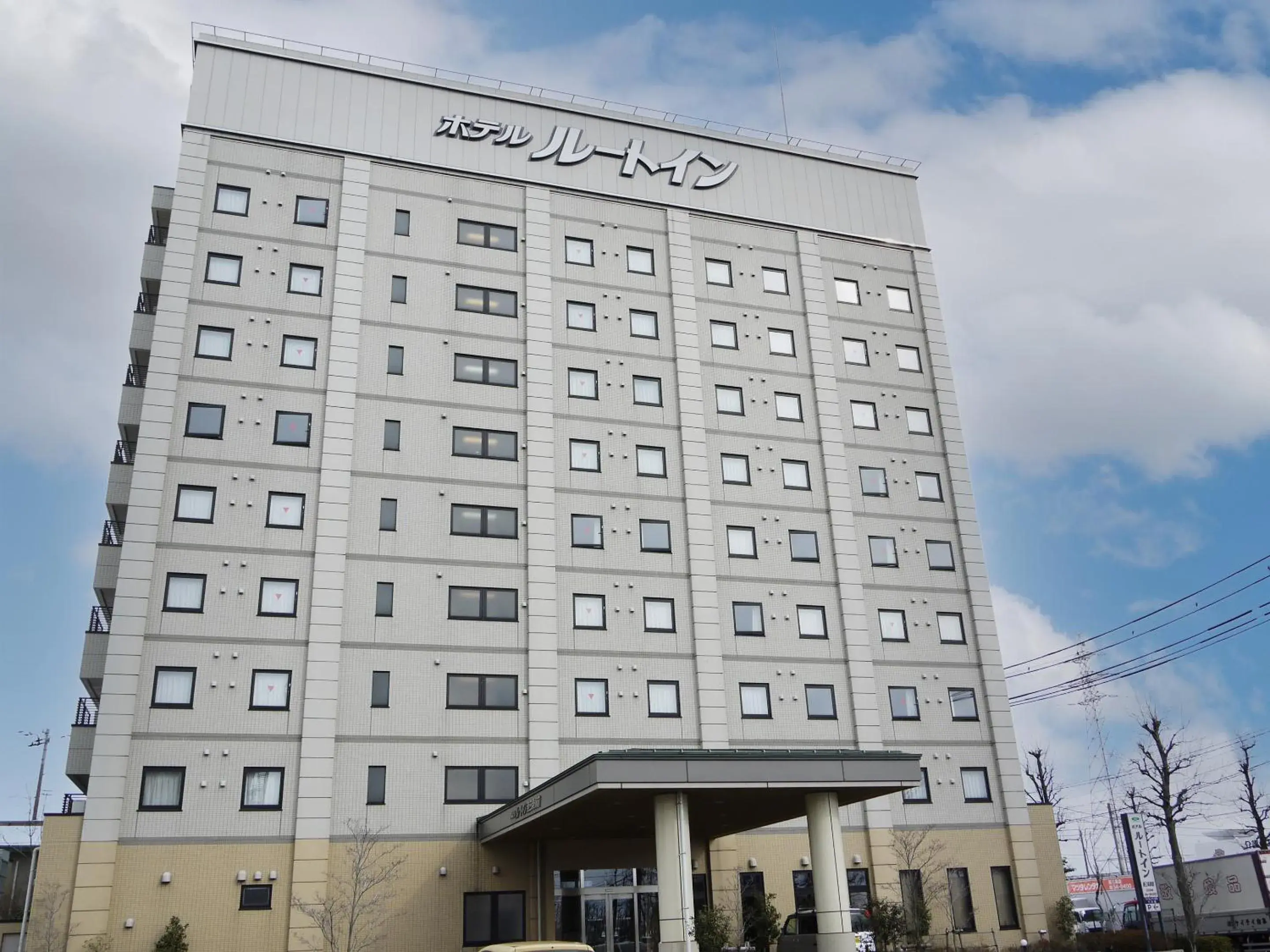 Property building in Hotel Route-Inn Tsubamesanjo Ekimae Property building in Hotel Route-Inn Tsubamesanjo Ekimae