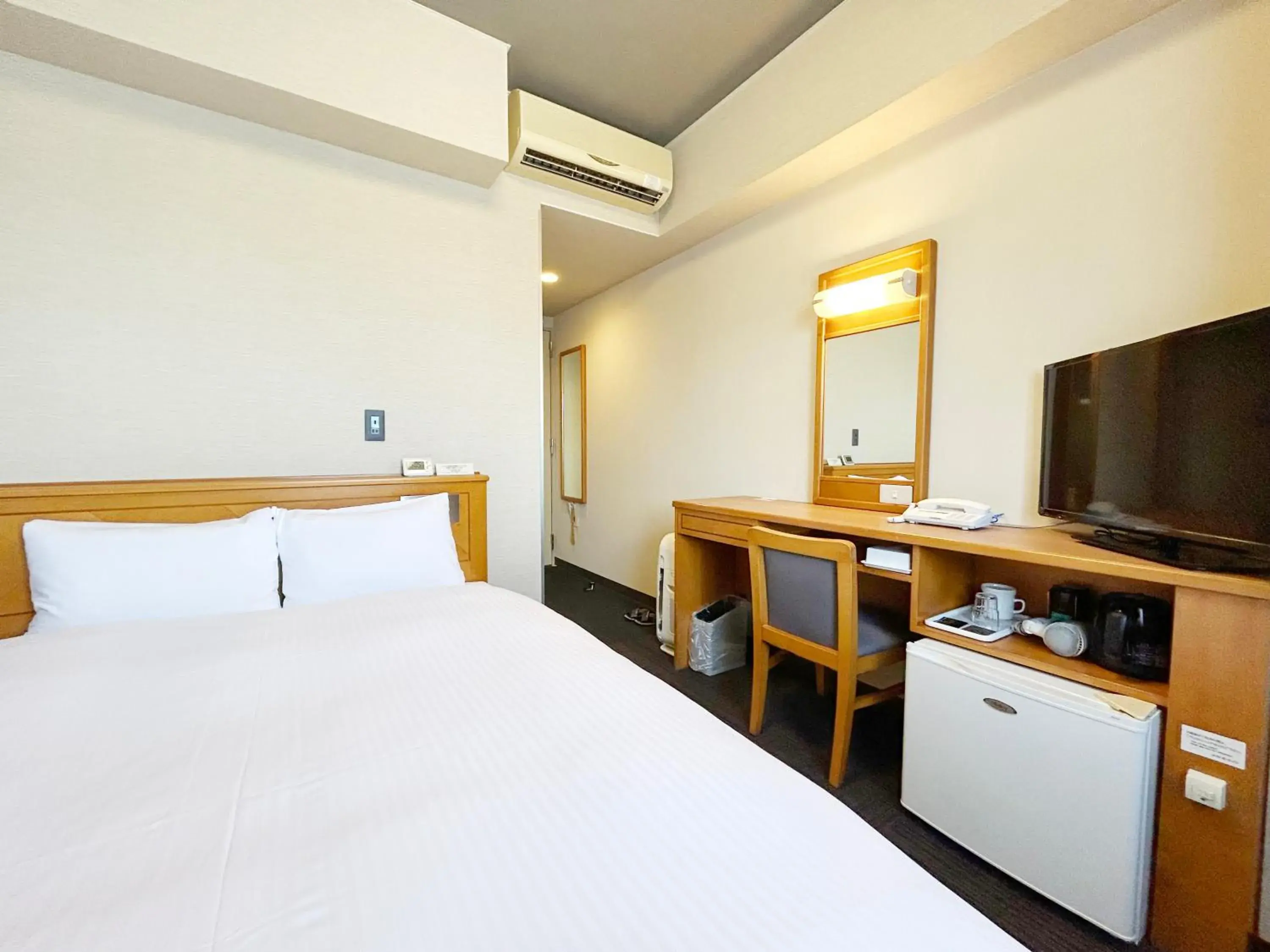Double Room with Small Double Bed - Smoking in Hotel Route-Inn Fukui Owada Double Room with Small Double Bed - Smoking in Hotel Route-Inn Fukui Owada