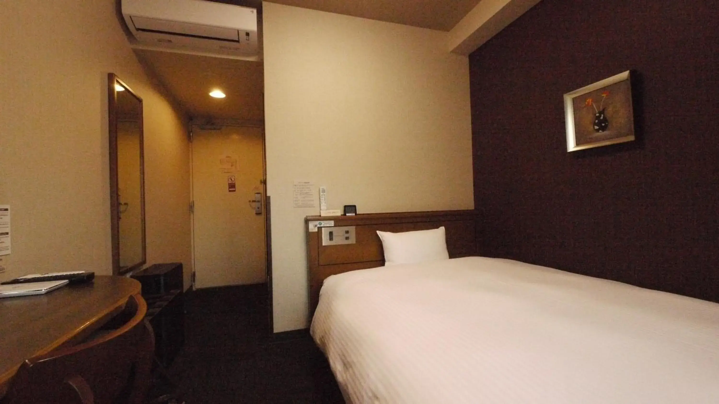Photo of the whole room, Bed in Hotel Route-Inn Tsuruga Ekimae Photo of the whole room, Bed in Hotel Route-Inn Tsuruga Ekimae