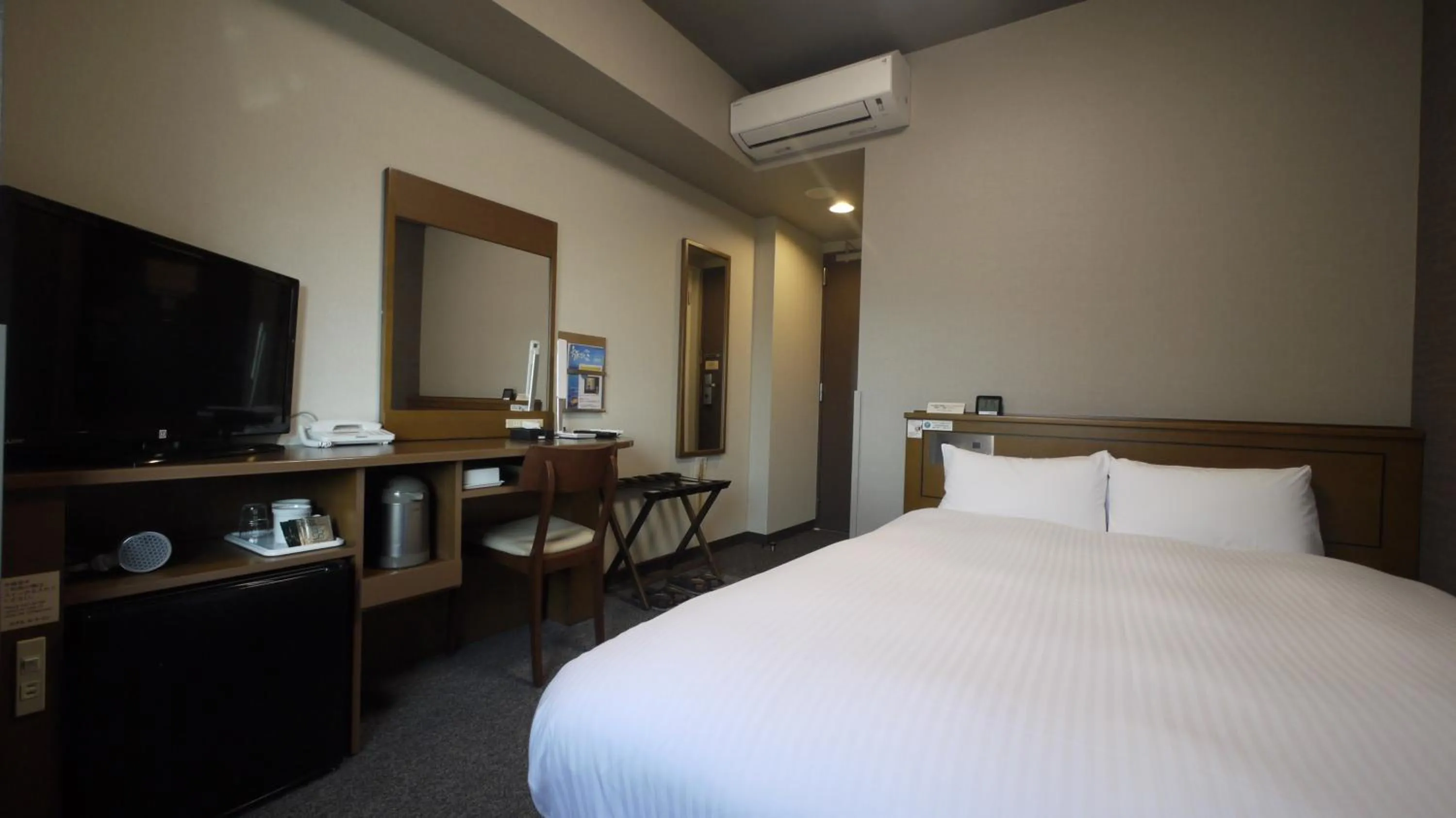 Bed in Hotel Route-Inn Tsuruga Ekimae