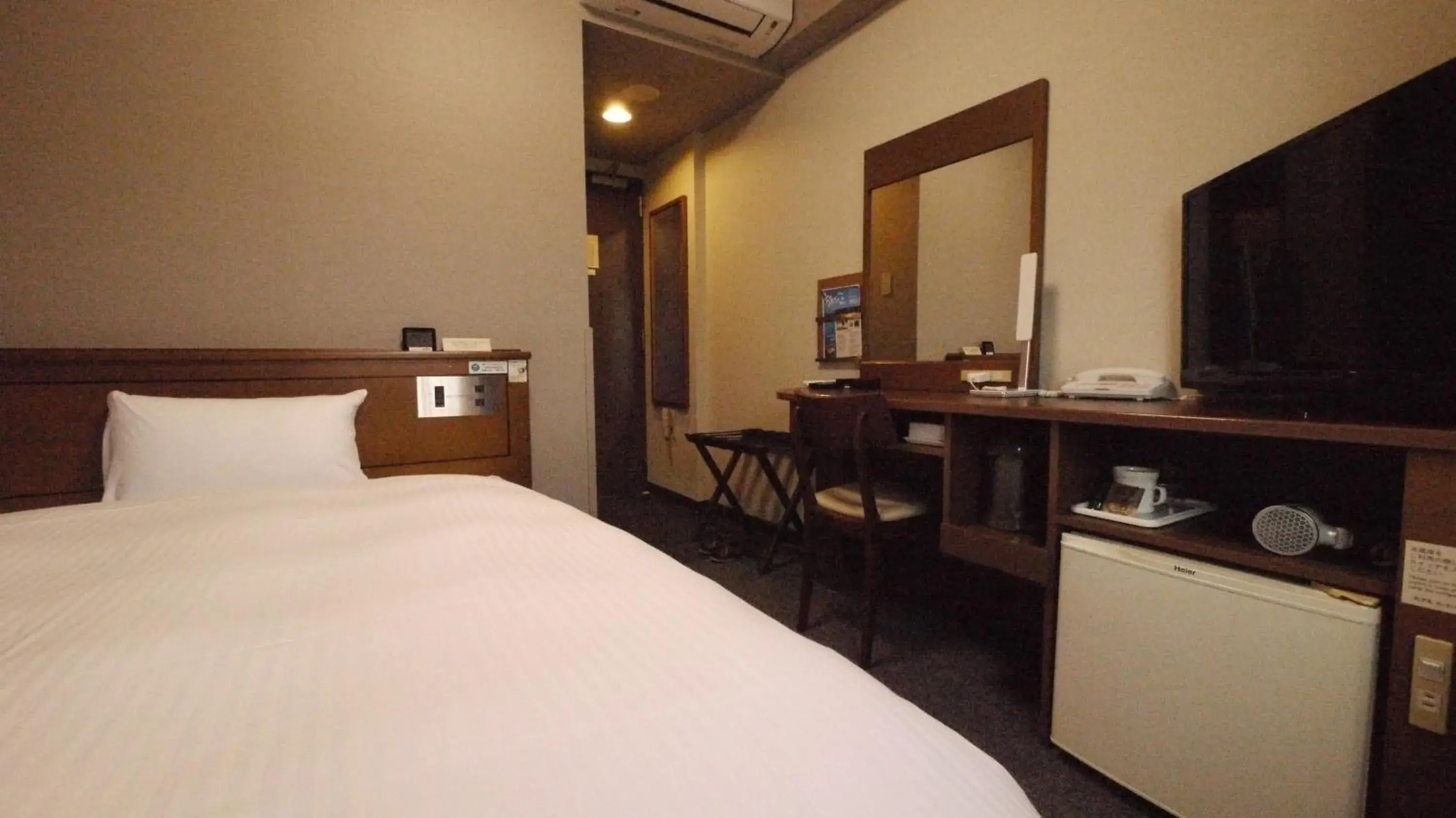 Photo of the whole room, Bed in Hotel Route-Inn Tsuruga Ekimae Photo of the whole room, Bed in Hotel Route-Inn Tsuruga Ekimae