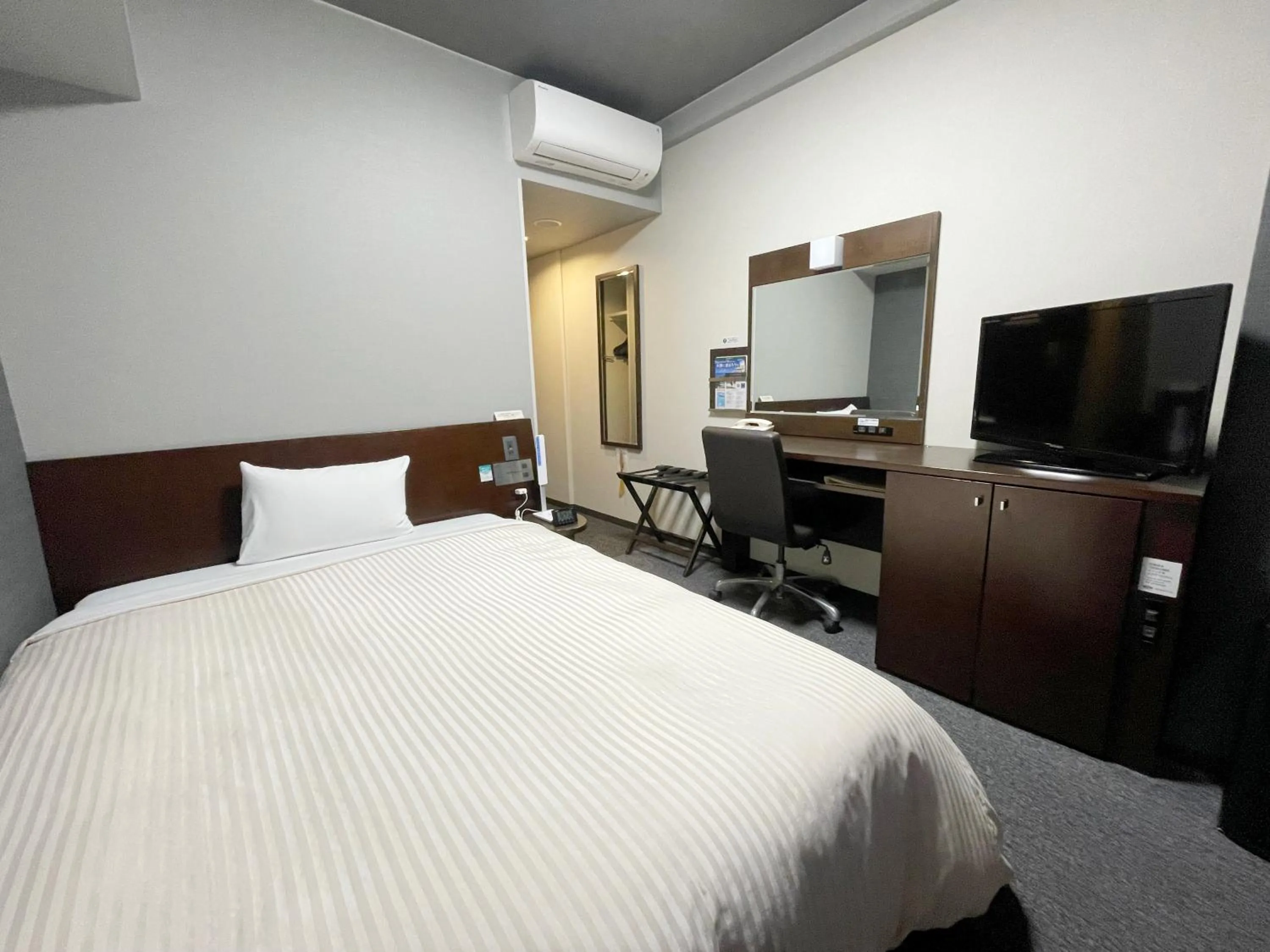 Photo of the whole room, Bed in Hotel Route-Inn Dai-ni Ashikaga