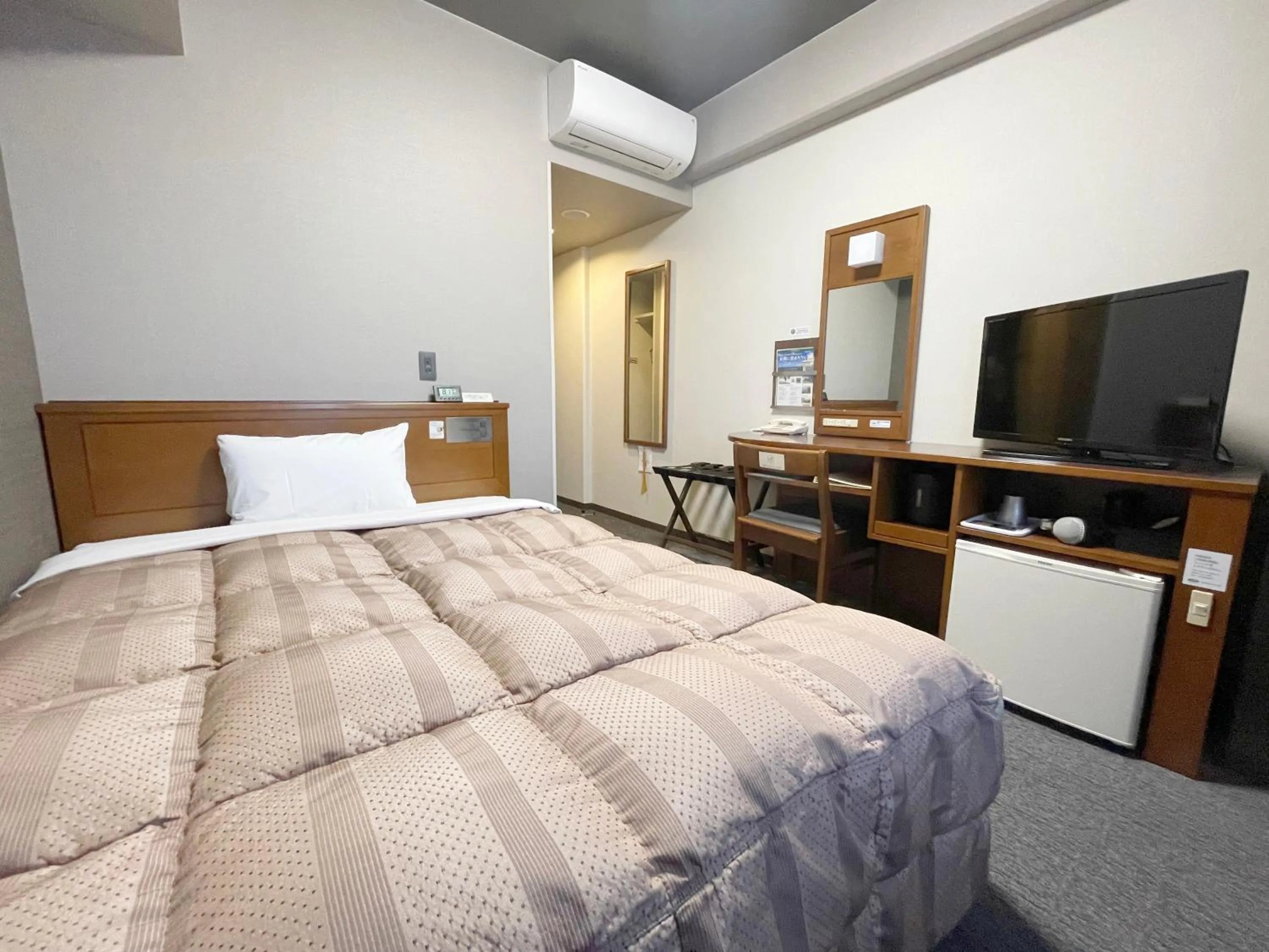 Photo of the whole room, Bed in Hotel Route-Inn Dai-ni Ashikaga