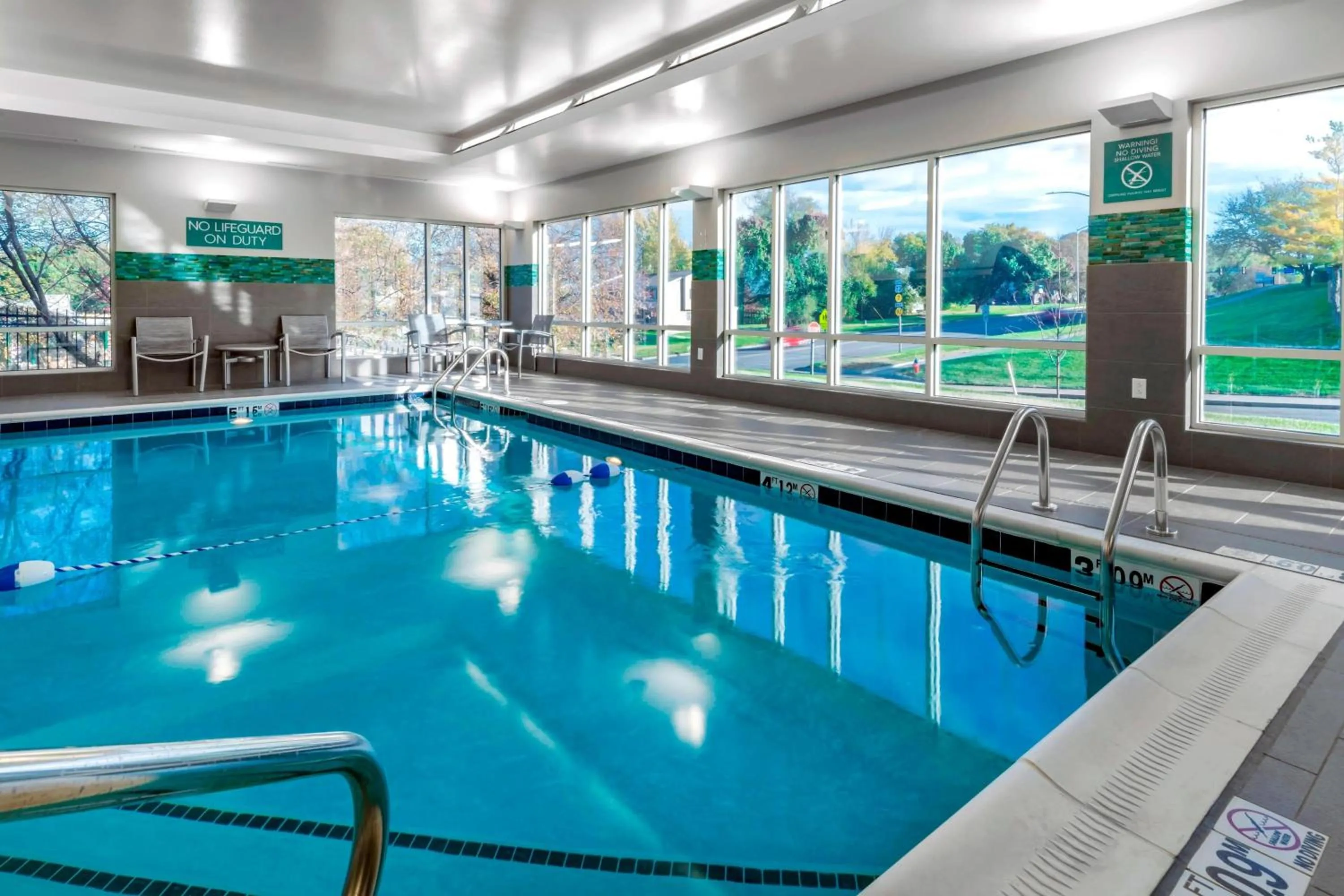 Swimming pool in TownePlace Suites by Marriott Leavenworth