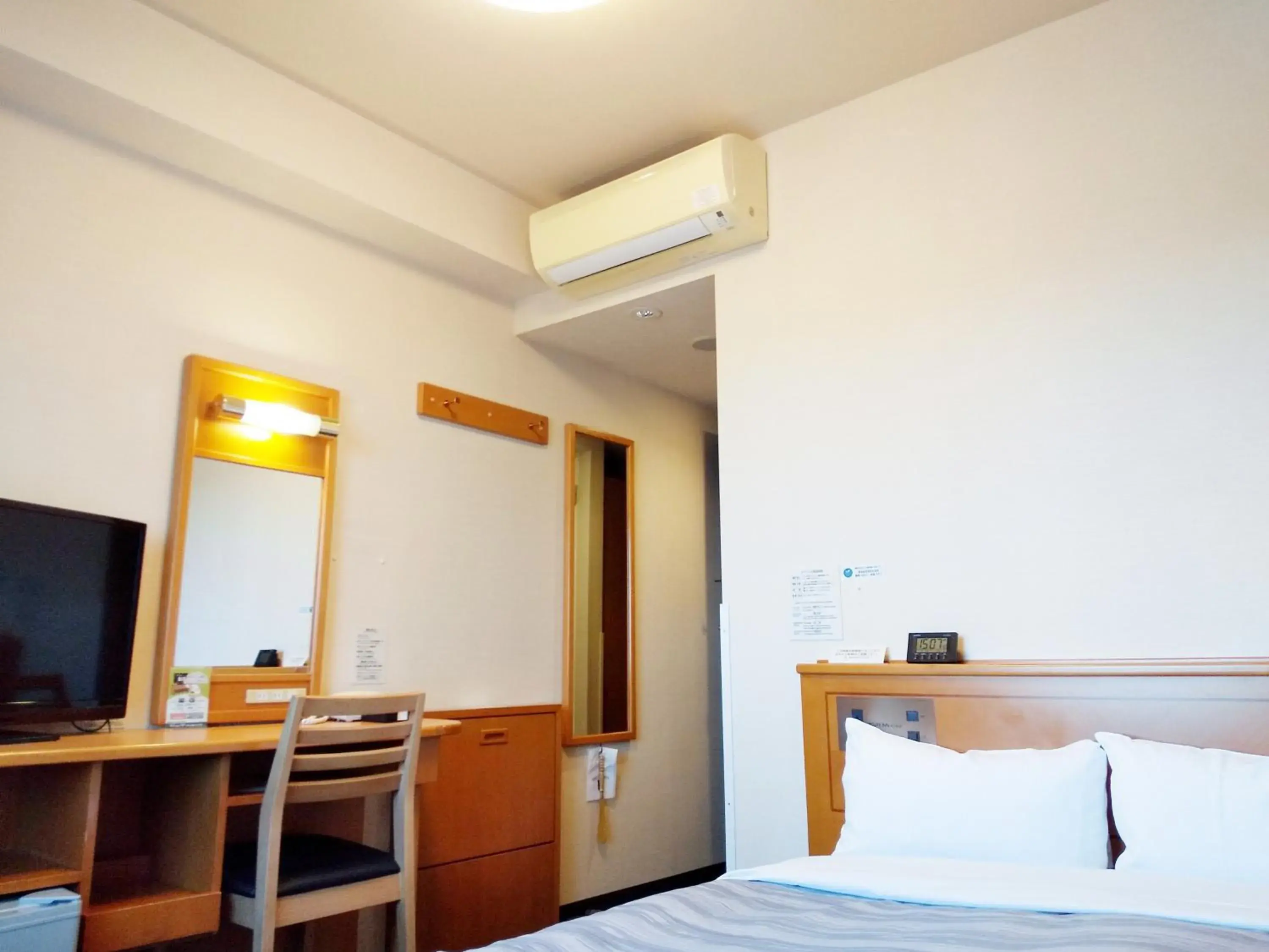 Photo of the whole room, Bed in Hotel Route-Inn Hamamatsu Nishi Inter Photo of the whole room, Bed in Hotel Route-Inn Hamamatsu Nishi Inter