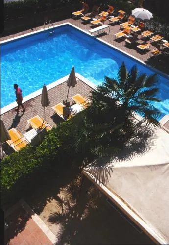 Hotel Rivadoro-Spiaggia ombrellone e lettini-Piscina-Parcheggio