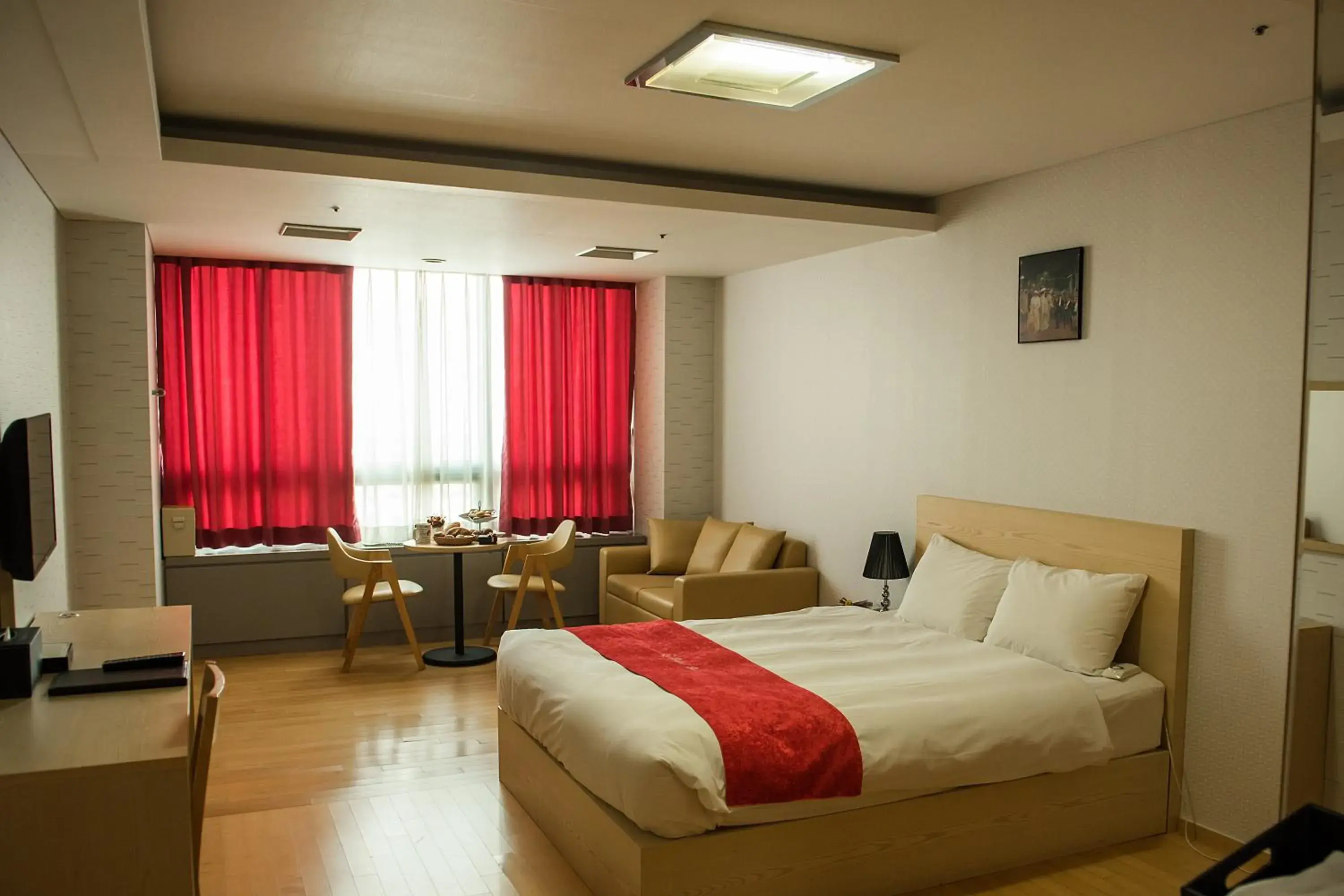 Photo of the whole room, Bed in Hotel Hu Incheon Airport Photo of the whole room, Bed in Hotel Hu Incheon Airport