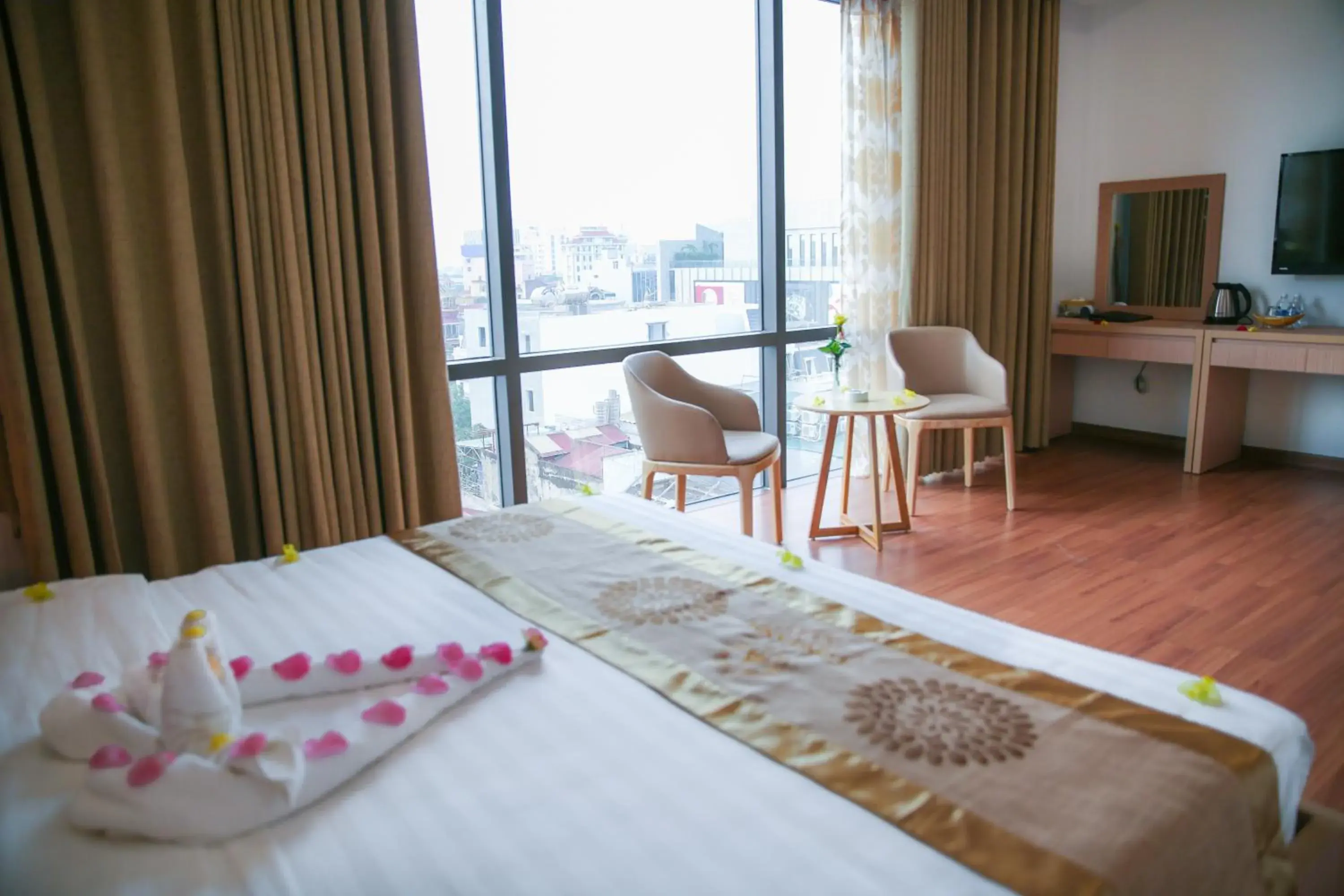 Quiet street view, Bed in Long Anh Hotel Quiet street view, Bed in Long Anh Hotel