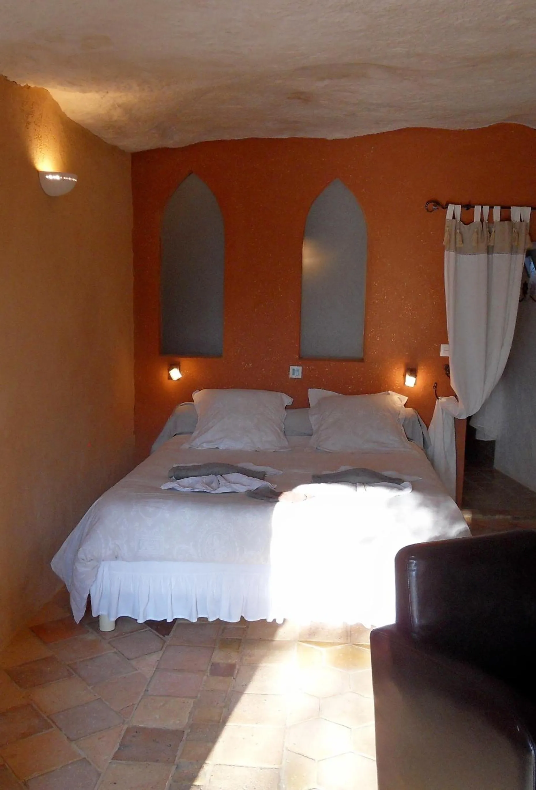 Bed in Logis Hôtels Troglododo