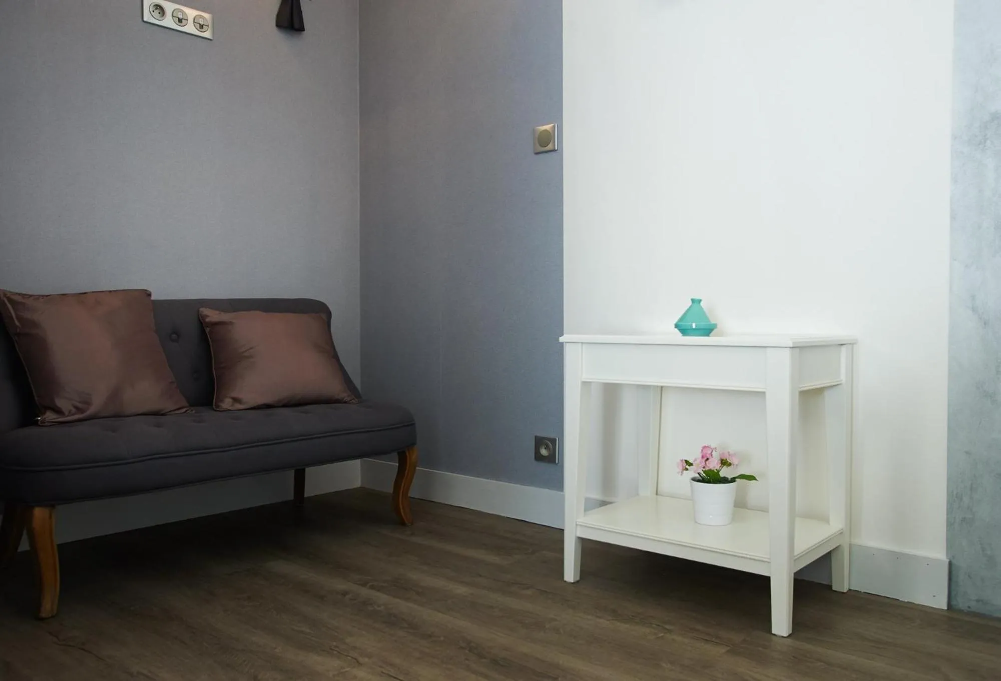 Seating area in Logis Hôtels Troglododo