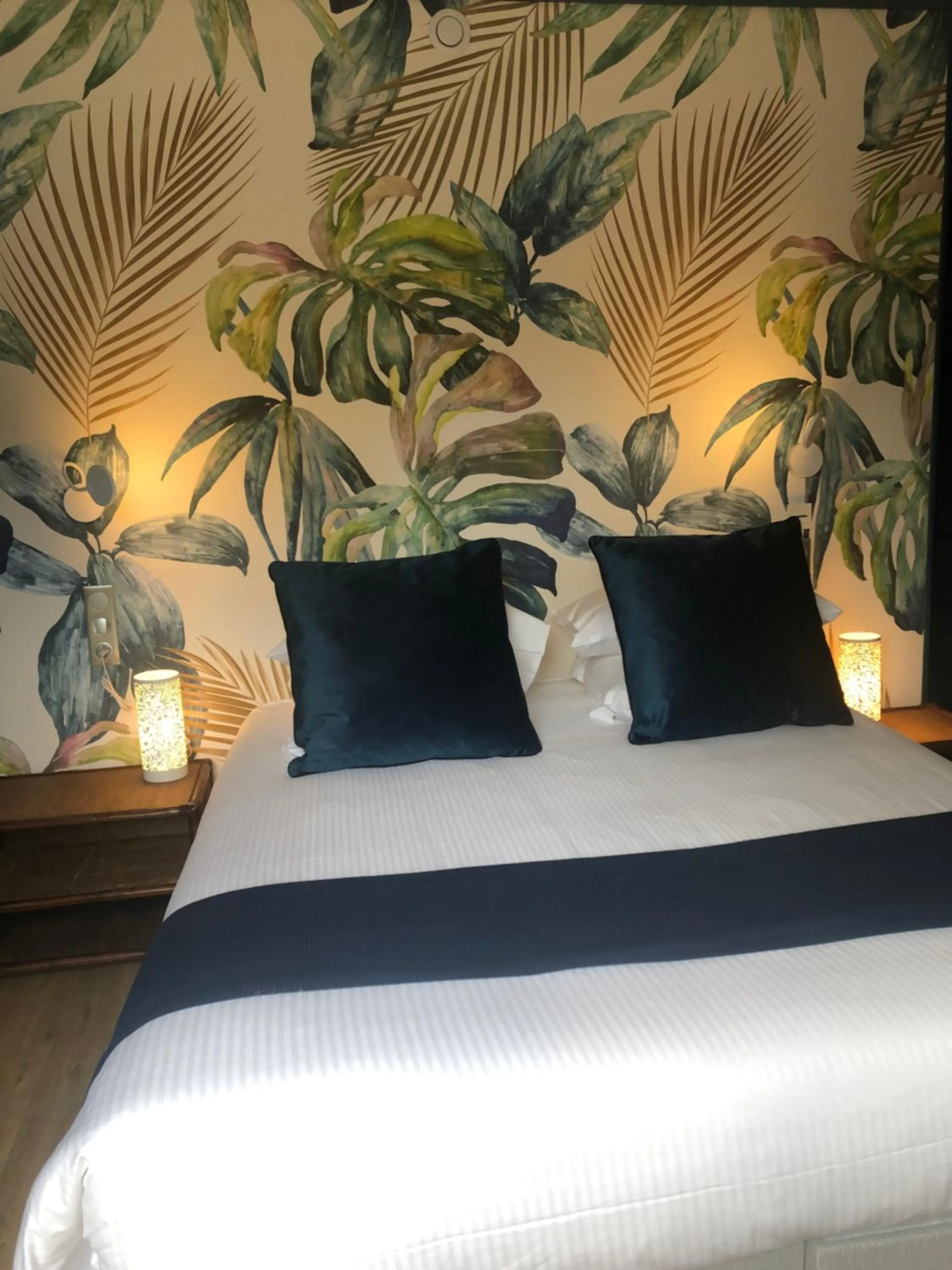 Bed in Logis Hôtels Troglododo