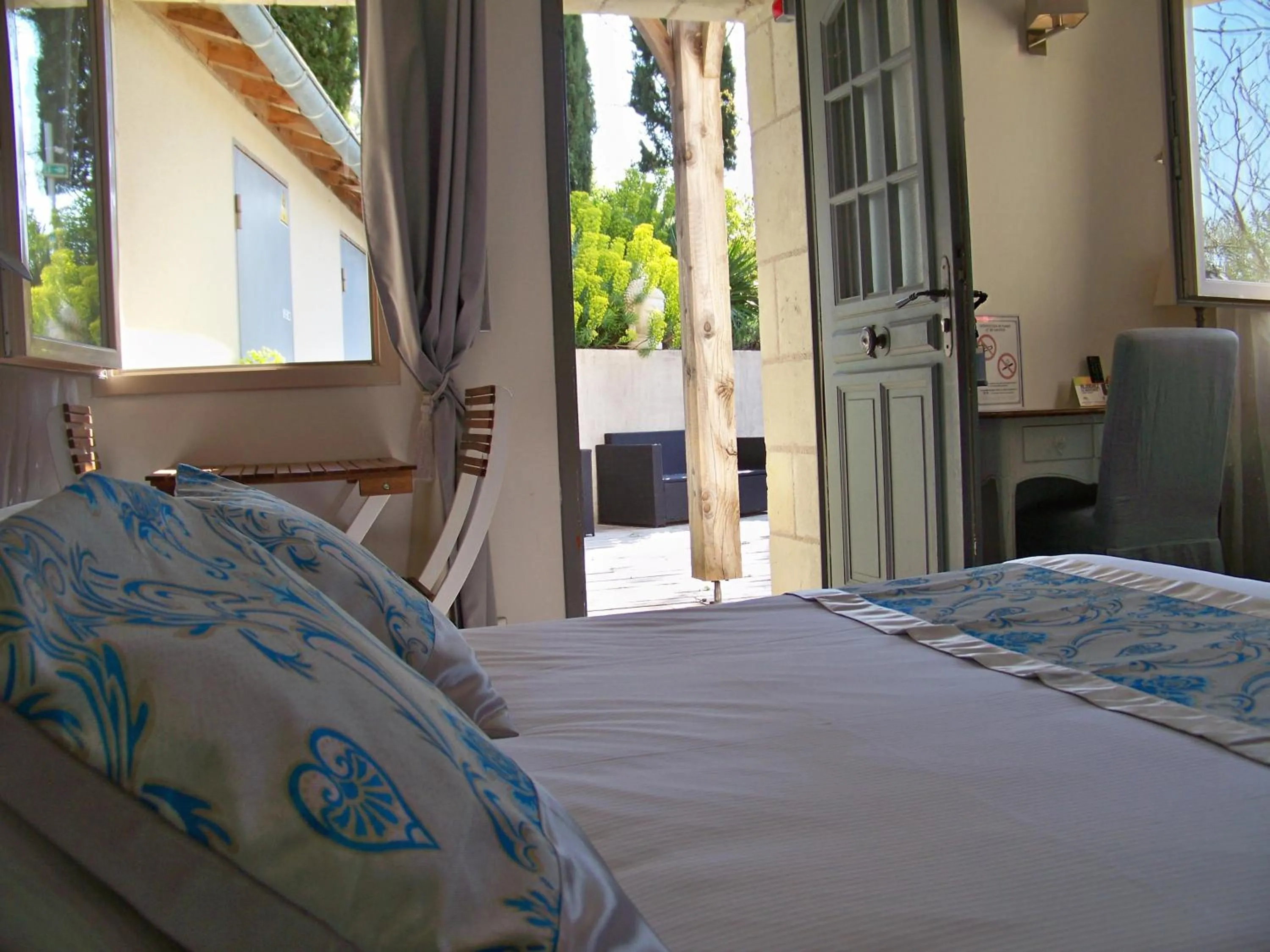 Bed in Logis Hôtels Troglododo