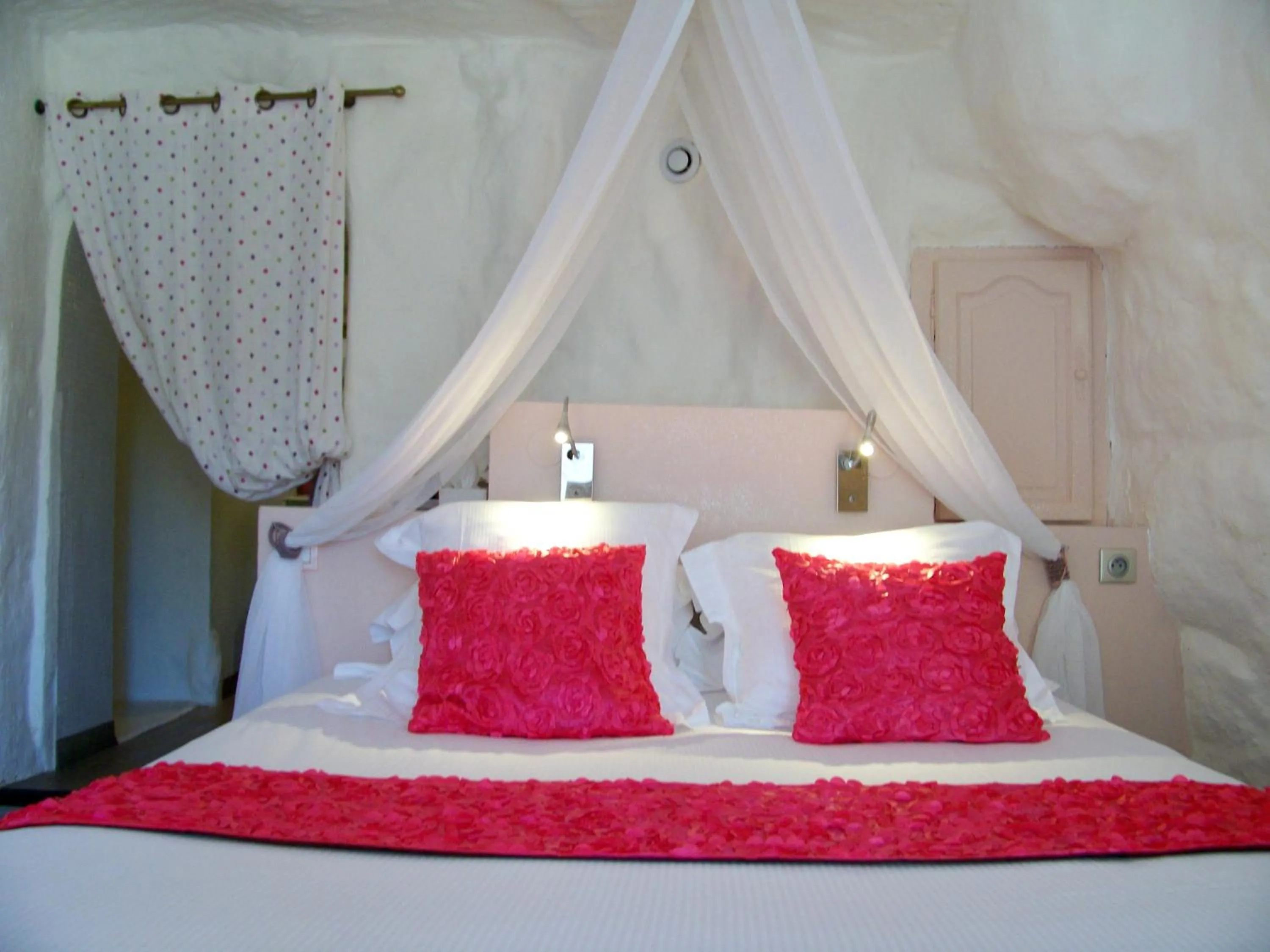 Bed in Logis Hôtels Troglododo