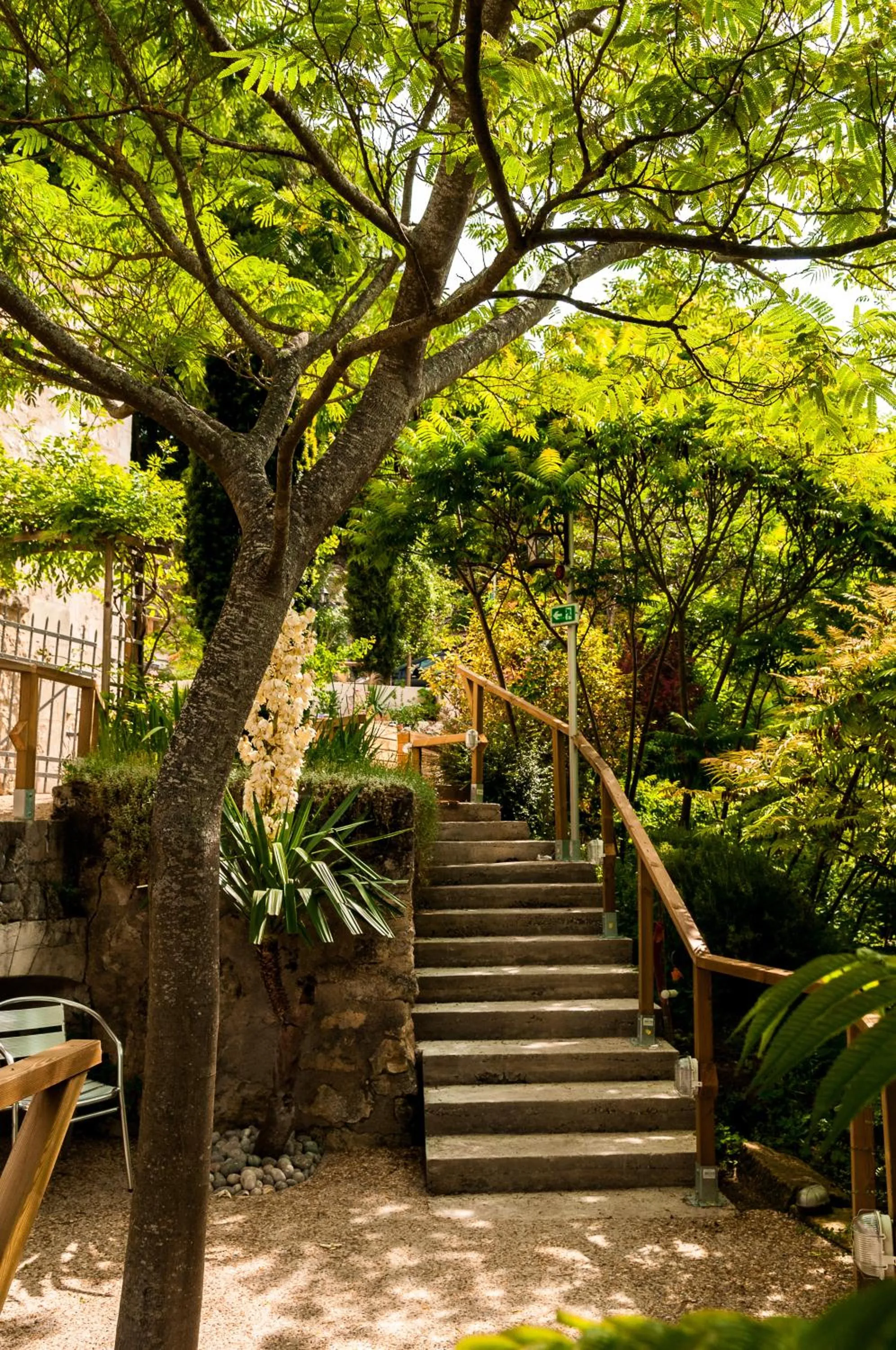 Patio in Logis Hôtels Troglododo