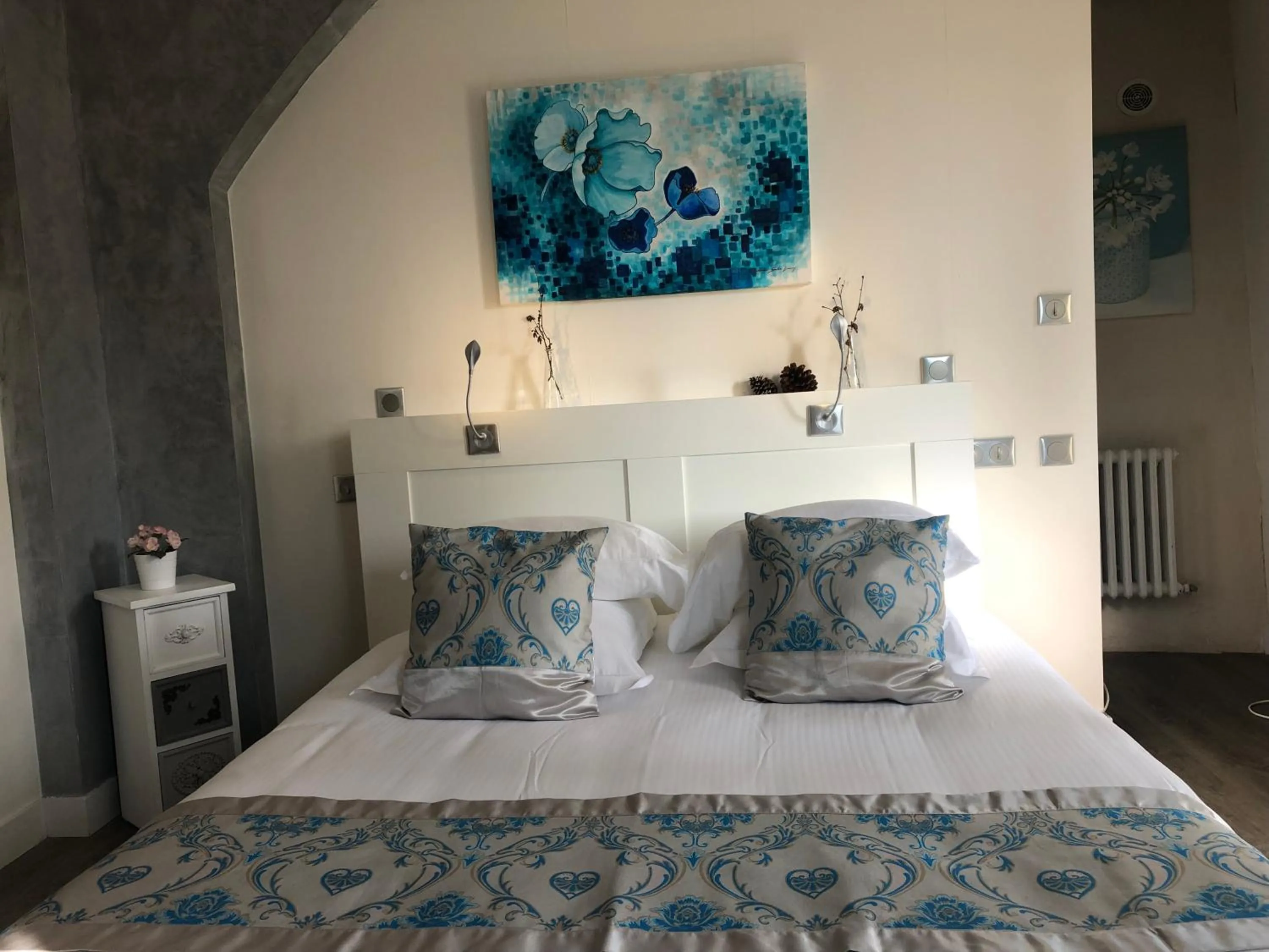 Bed in Logis Hôtels Troglododo