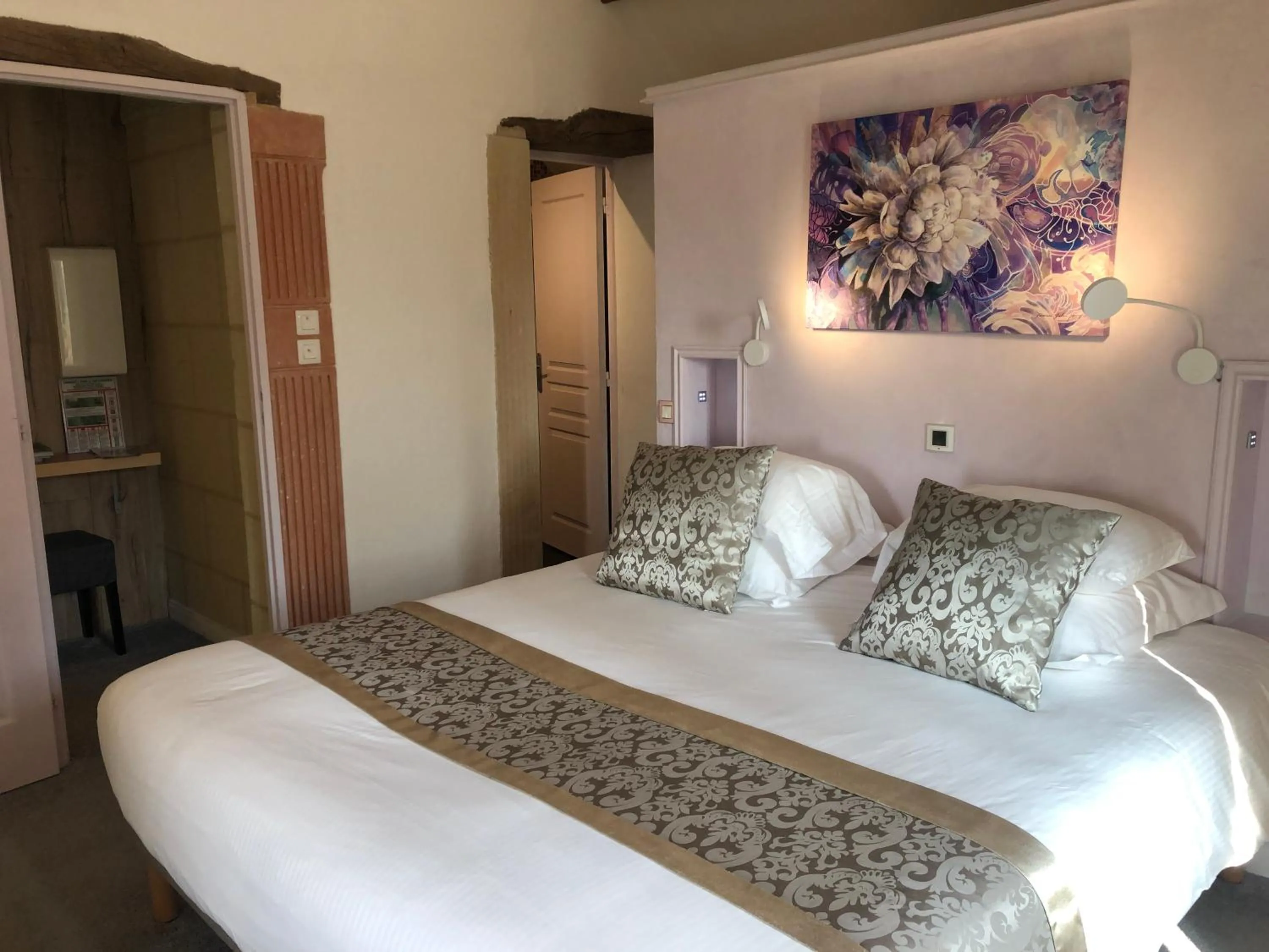 Bed in Logis Hôtels Troglododo