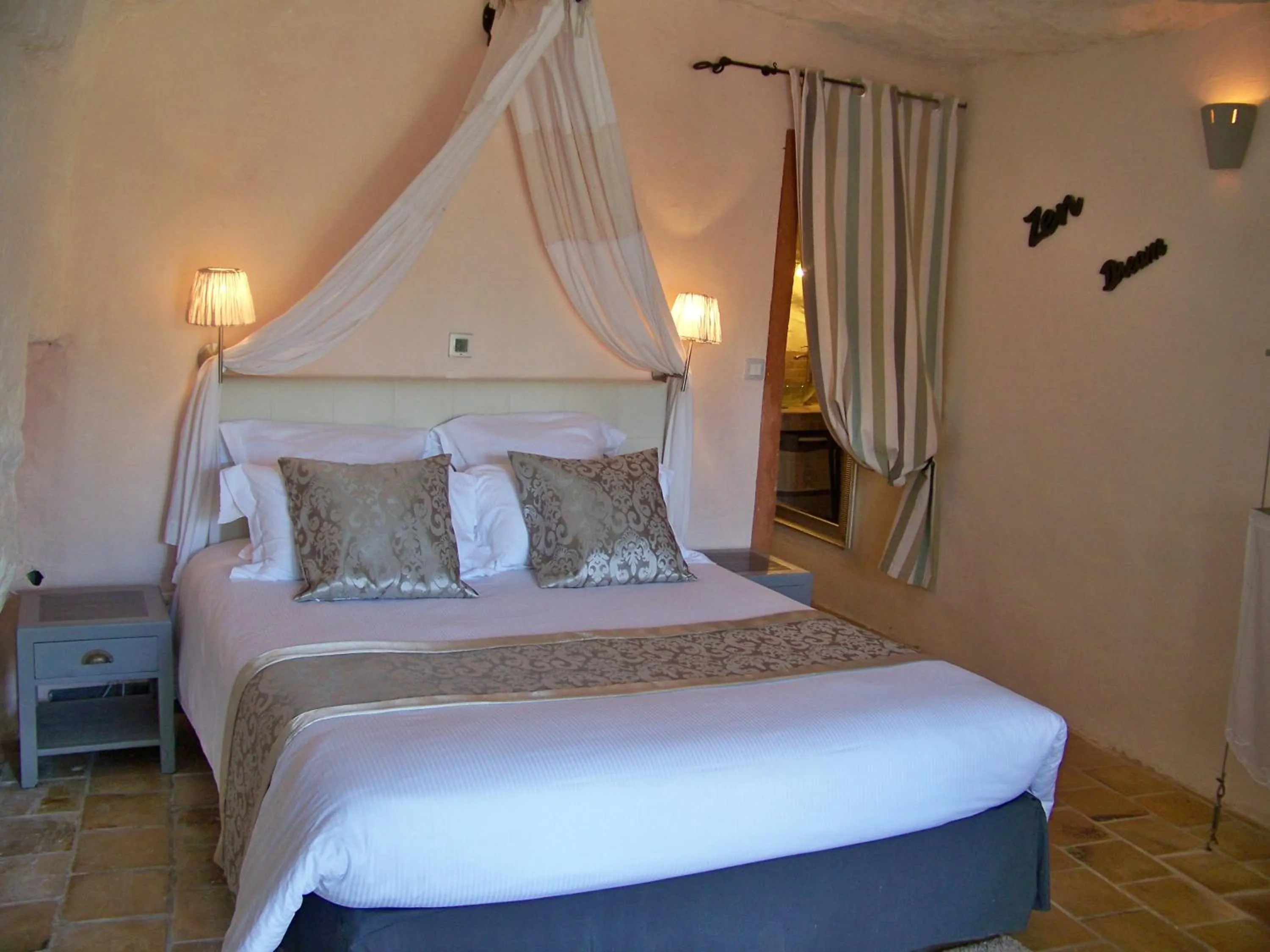 Bed in Logis Hôtels Troglododo