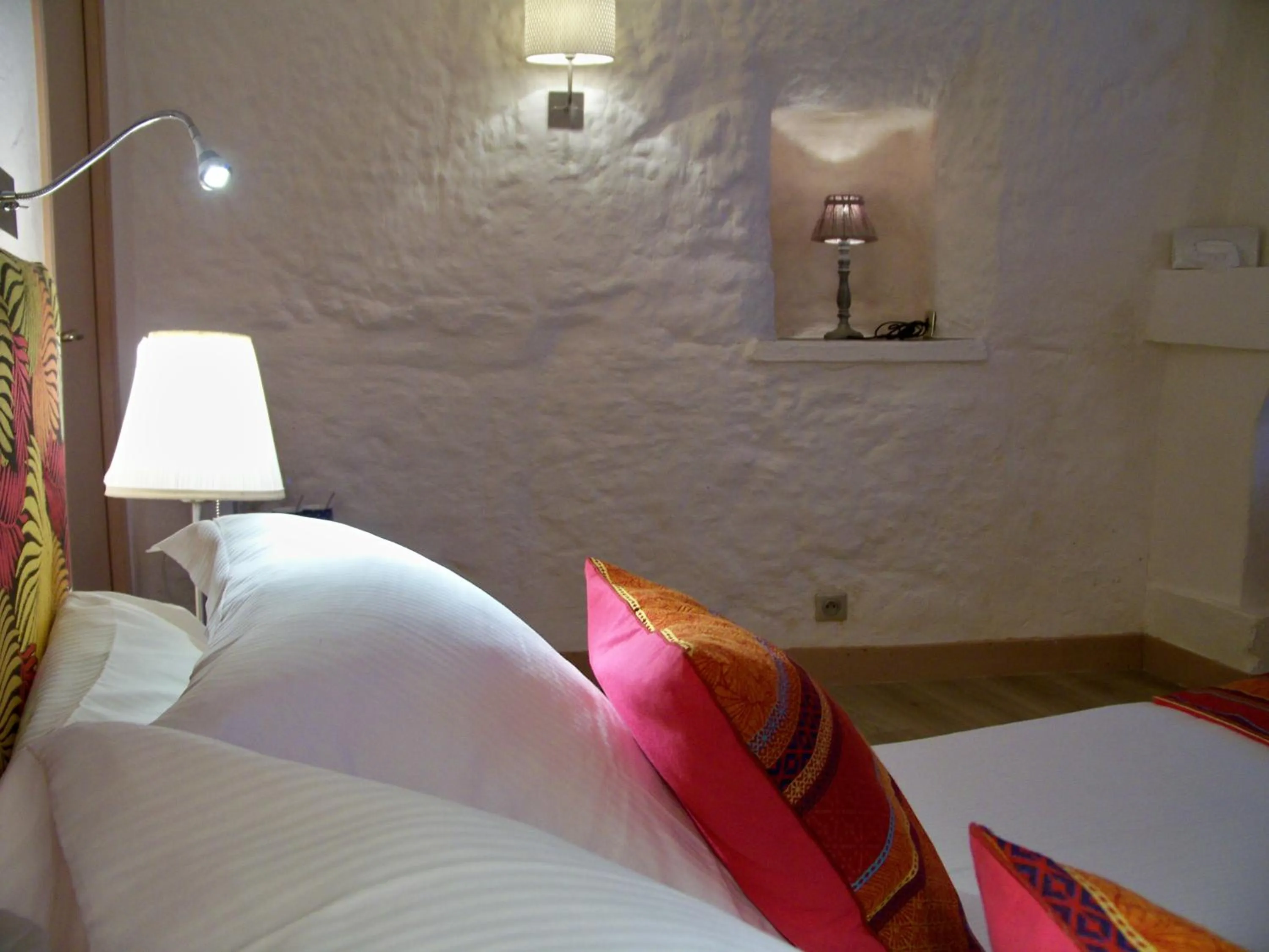 Bed in Logis Hôtels Troglododo