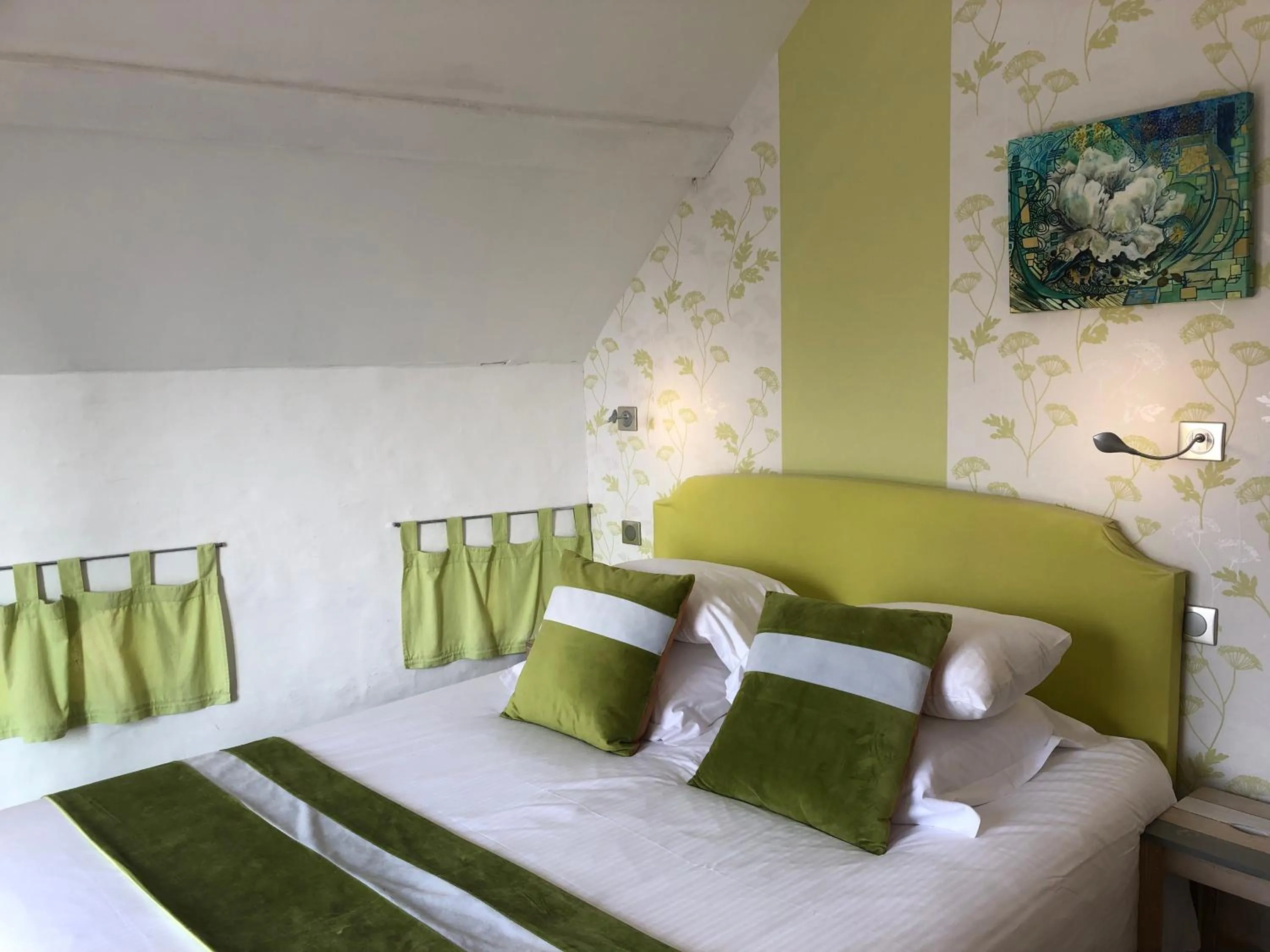 Bed in Logis Hôtels Troglododo