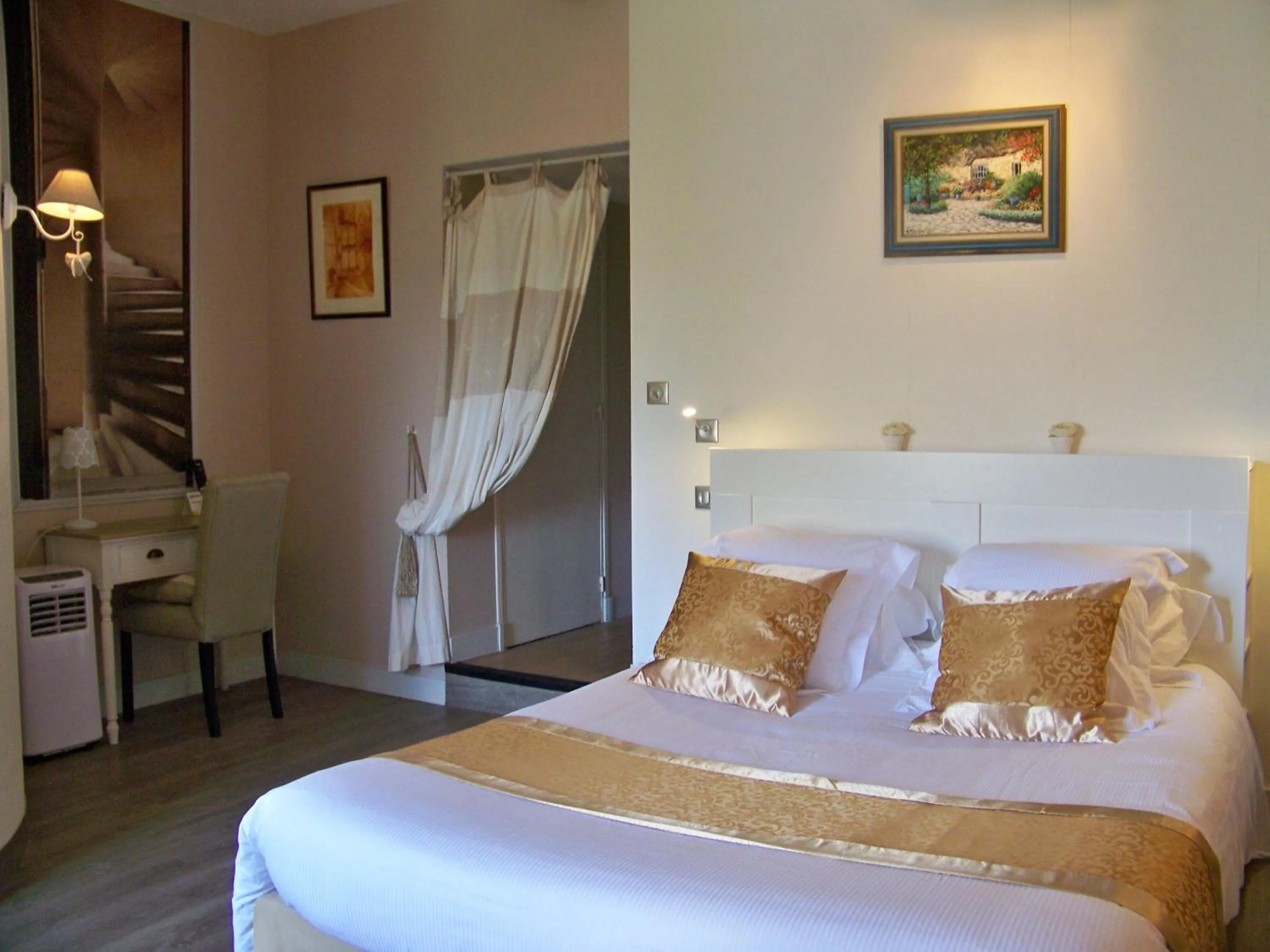 Bed in Logis Hôtels Troglododo