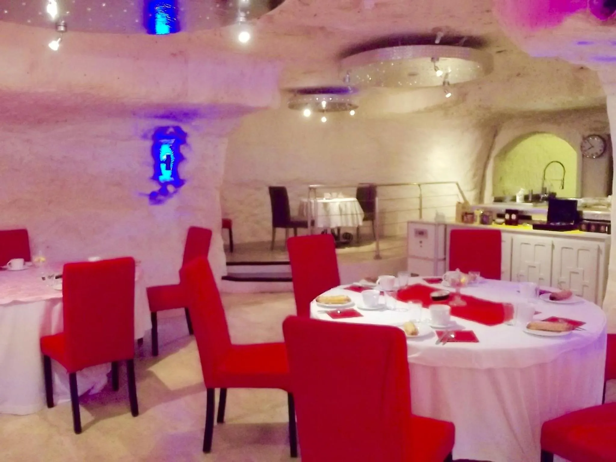 Restaurant/places to eat in Logis Hôtels Troglododo