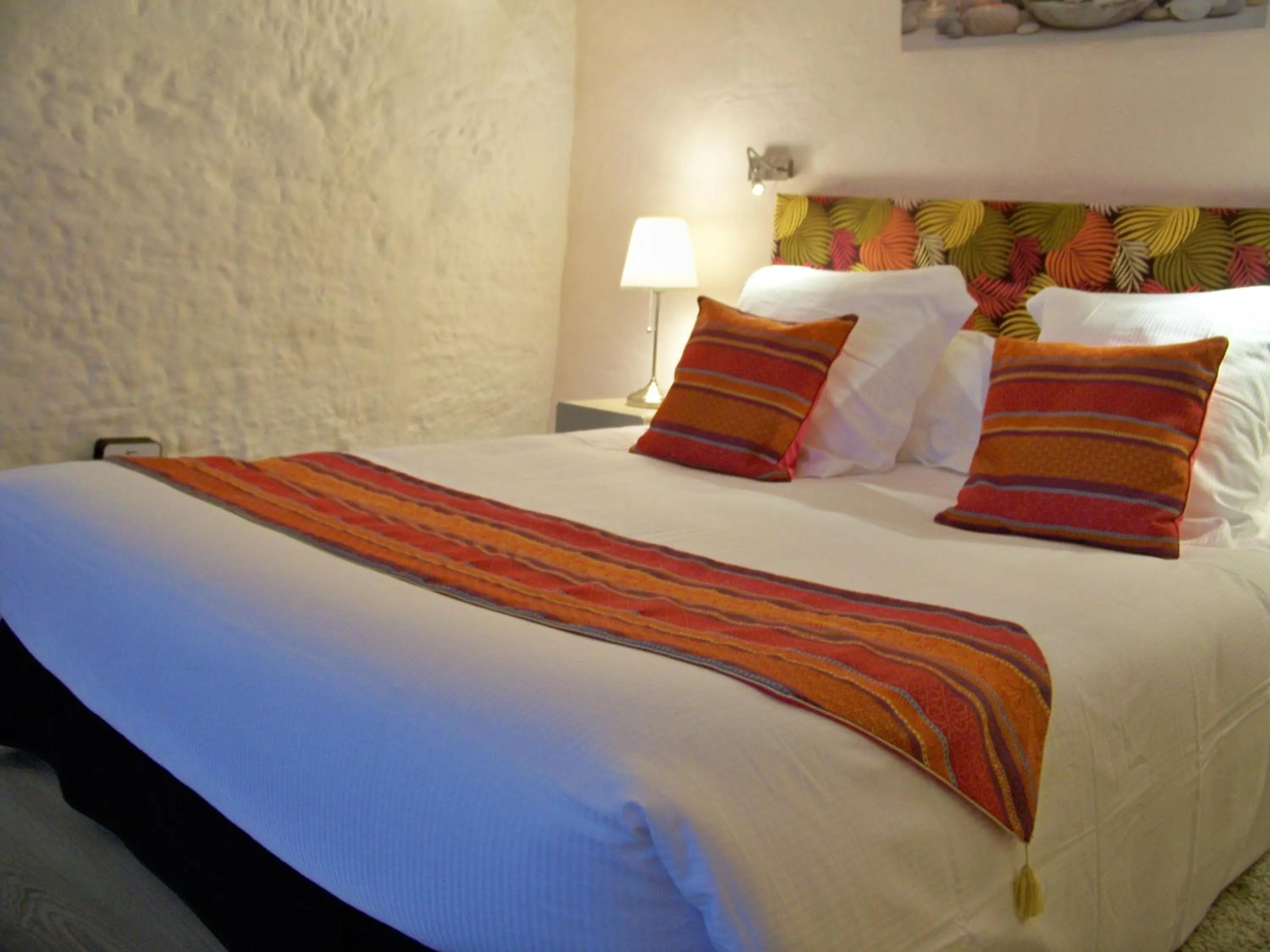 Bed in Logis Hôtels Troglododo