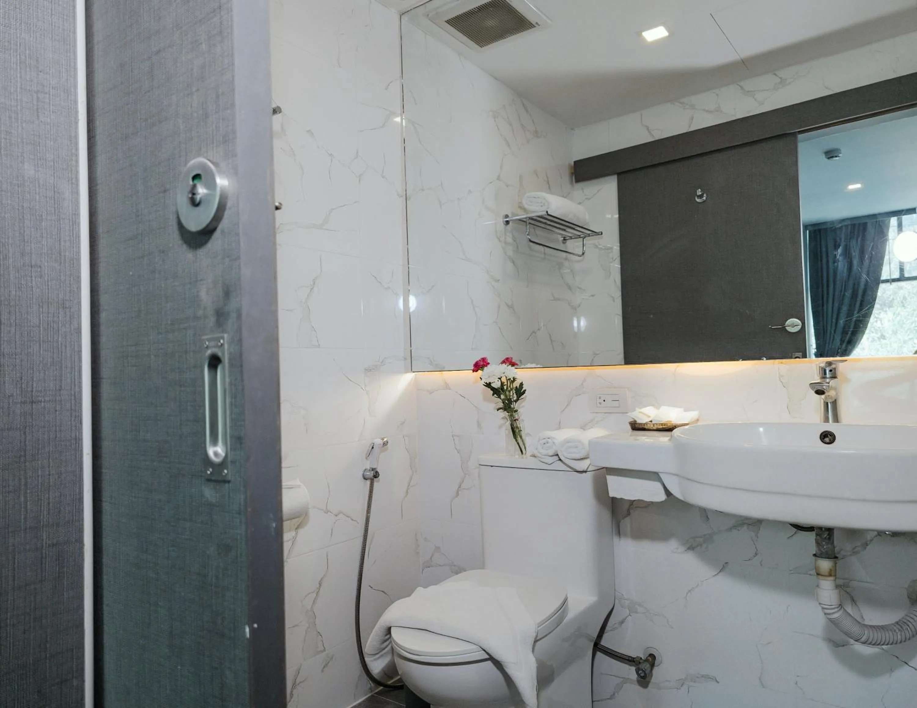 Bathroom in Hyde Park Hotel Bangkok