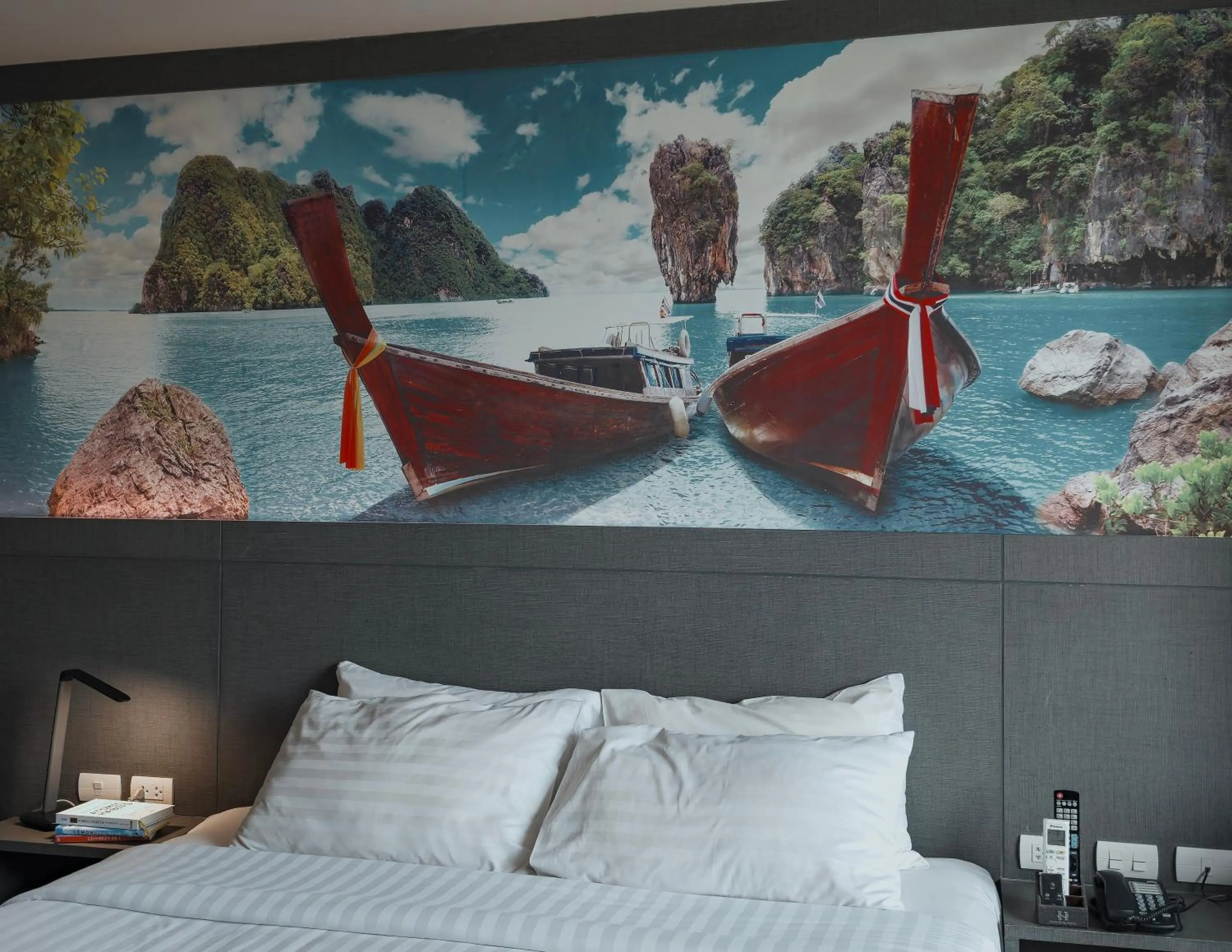 Bedroom, Bed in Hyde Park Hotel Bangkok