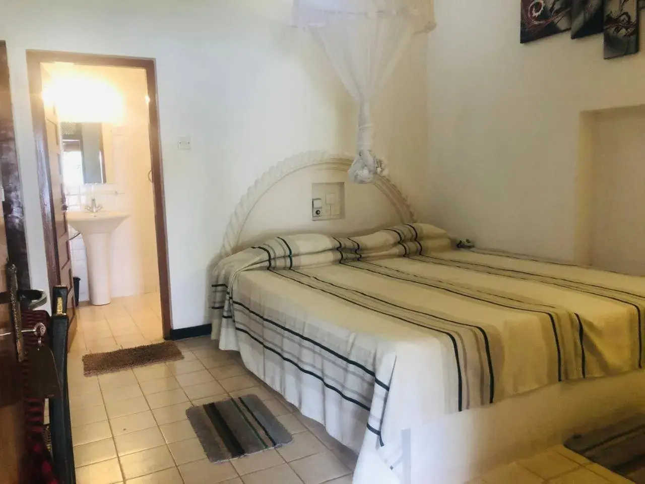 Double Room with Lake View in Hotel Hemadan Double Room with Lake View in Hotel Hemadan