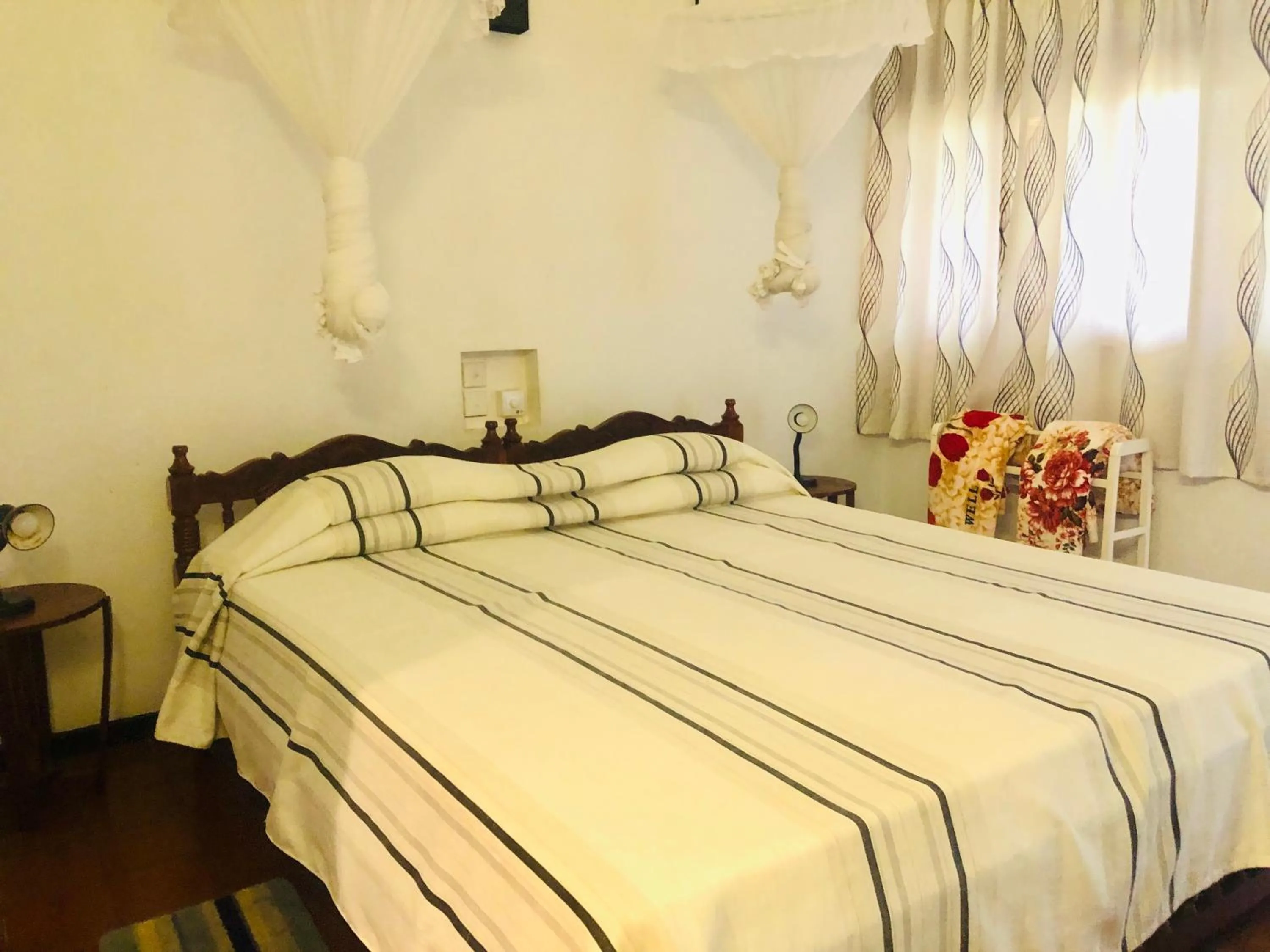 View (from property/room), Bed in Hotel Hemadan