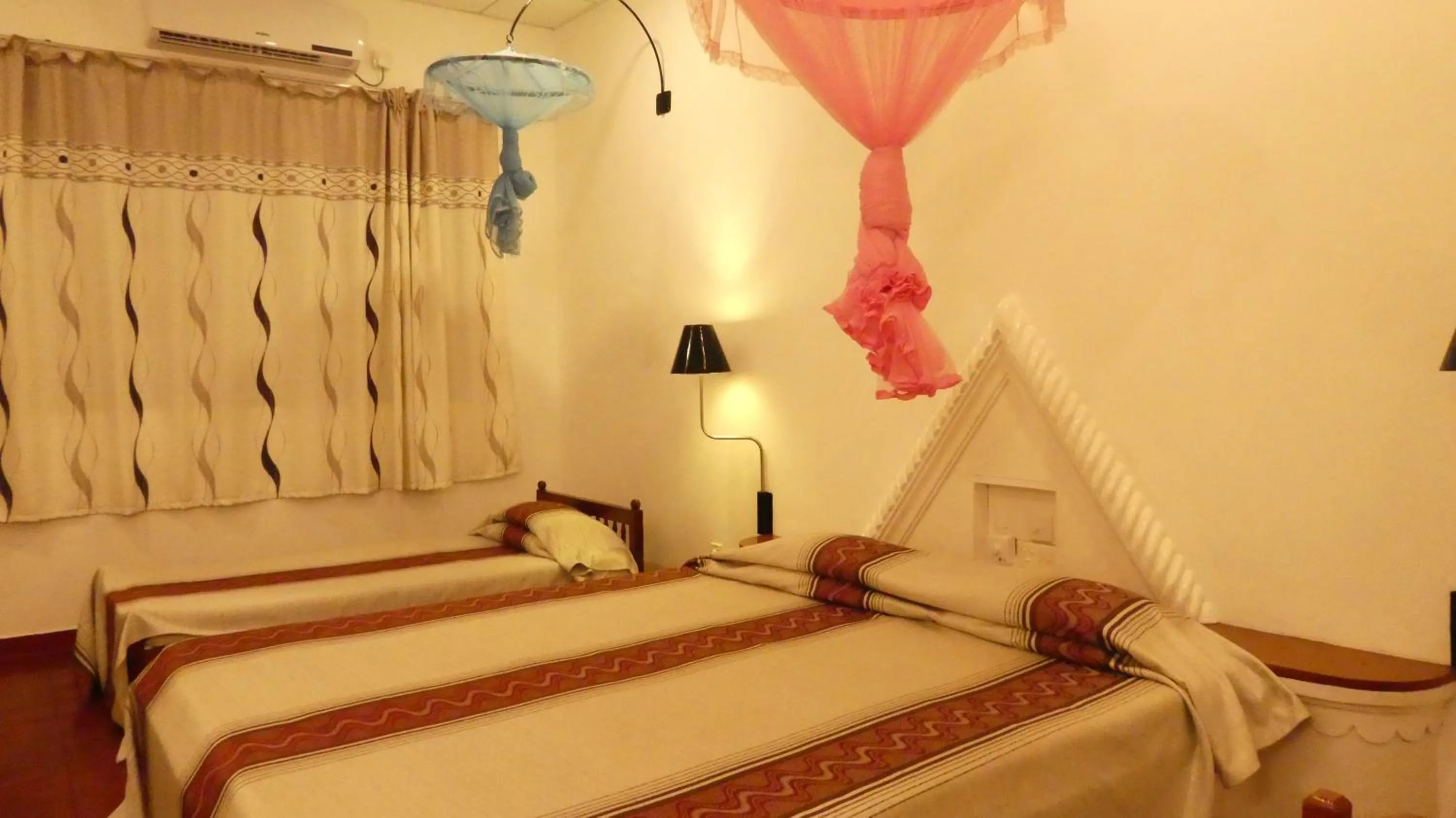 Bed in Hotel Hemadan