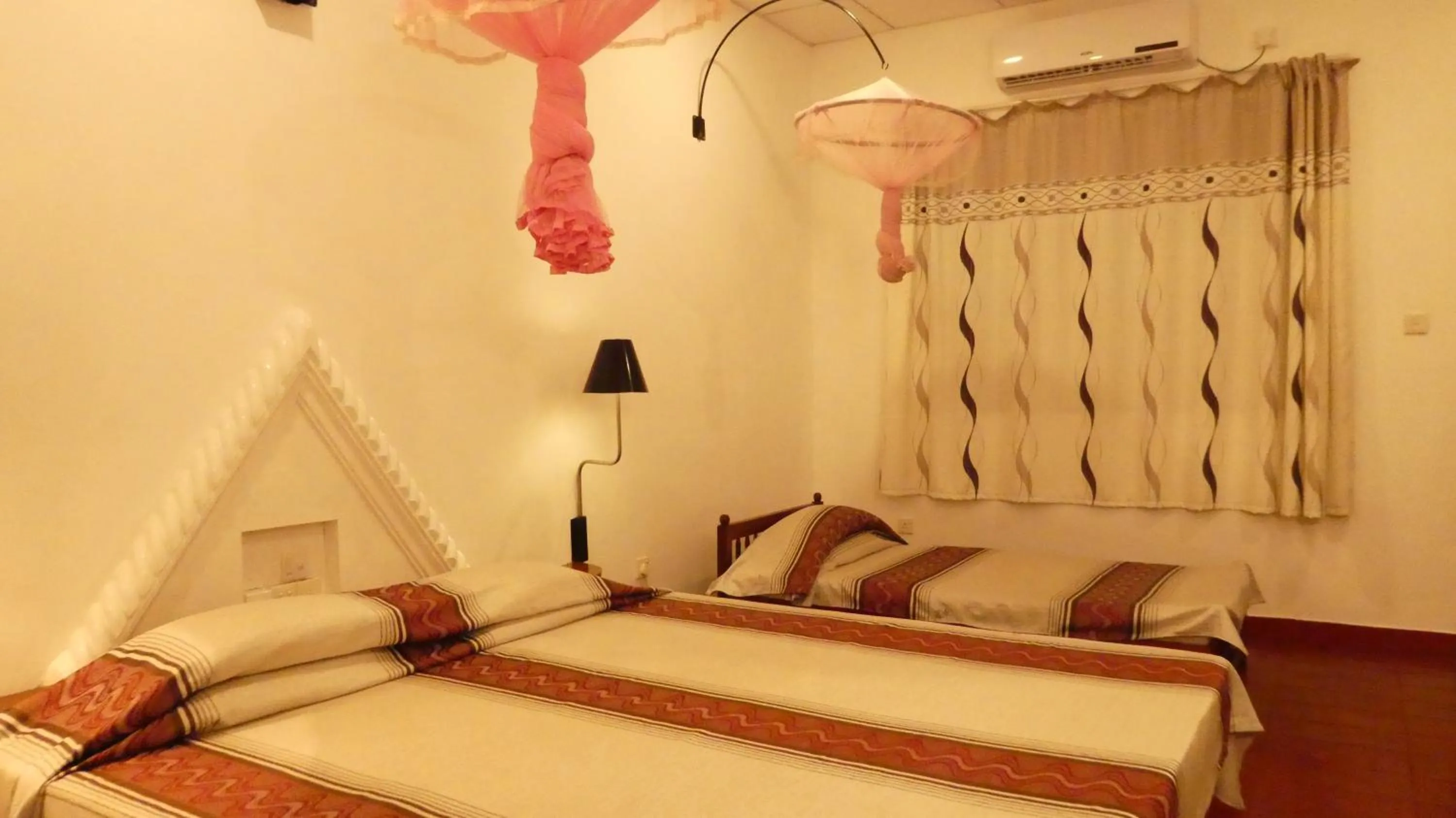 Bed in Hotel Hemadan