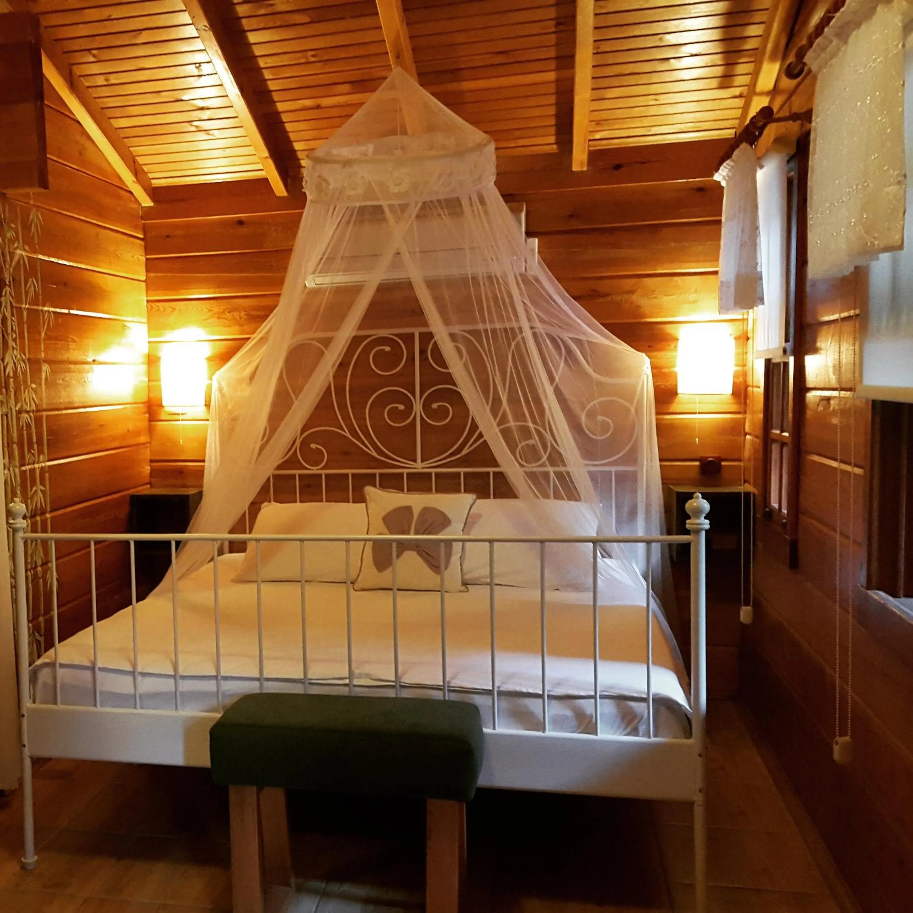Bed in Portalimo Lodge Hotel - Adult Only +12