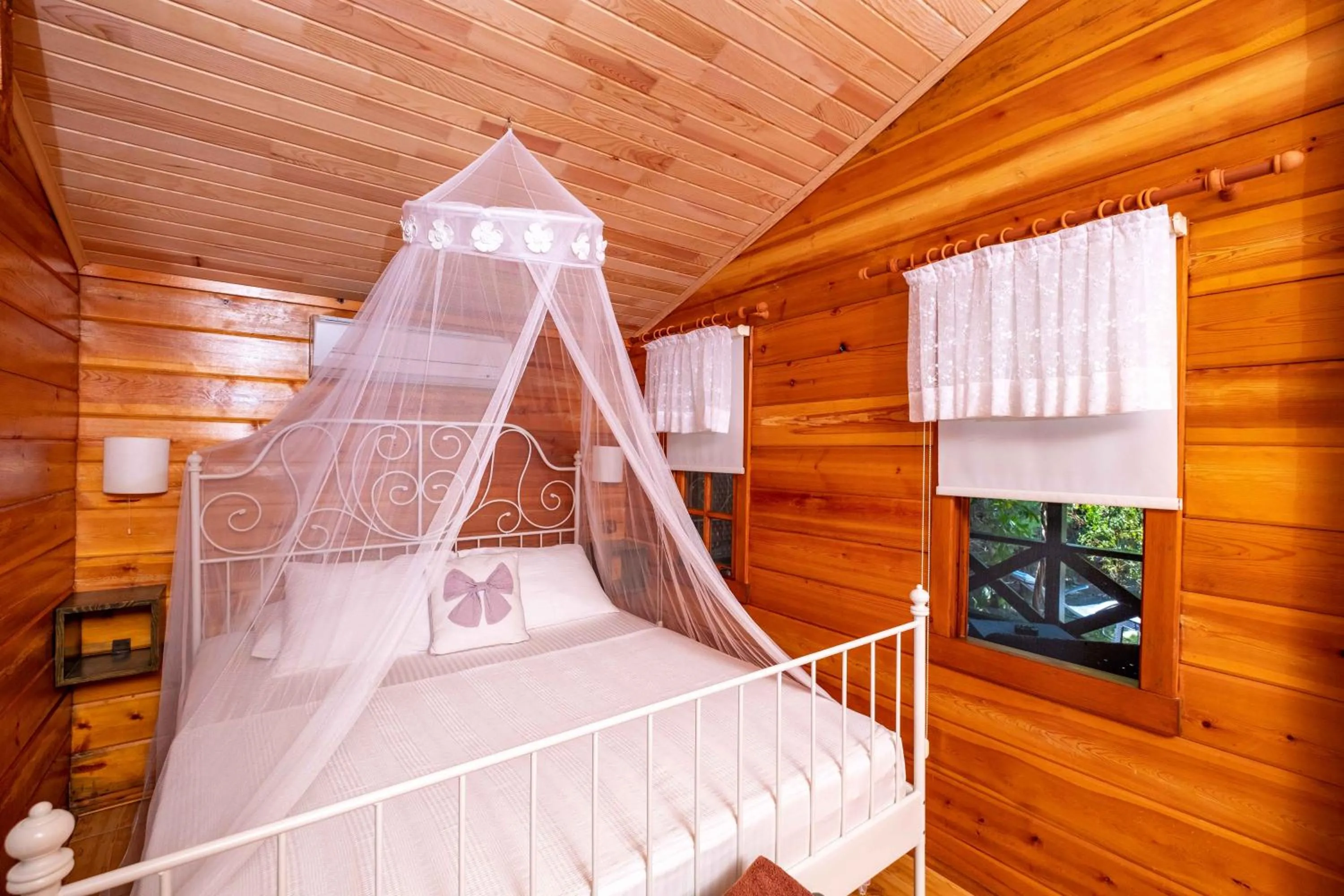 Bed in Portalimo Lodge Hotel - Adult Only +12