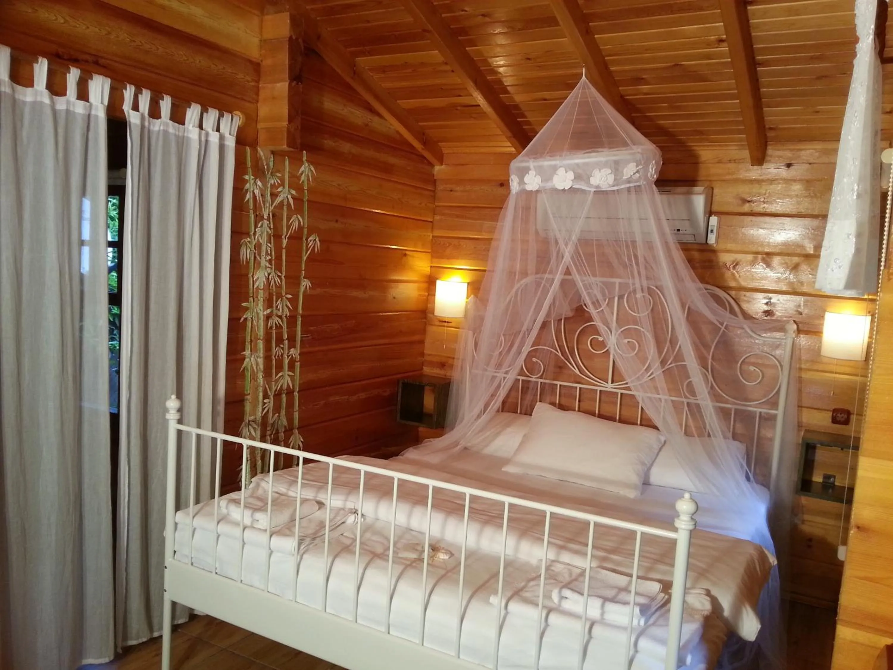Bed in Portalimo Lodge Hotel - Adult Only +12