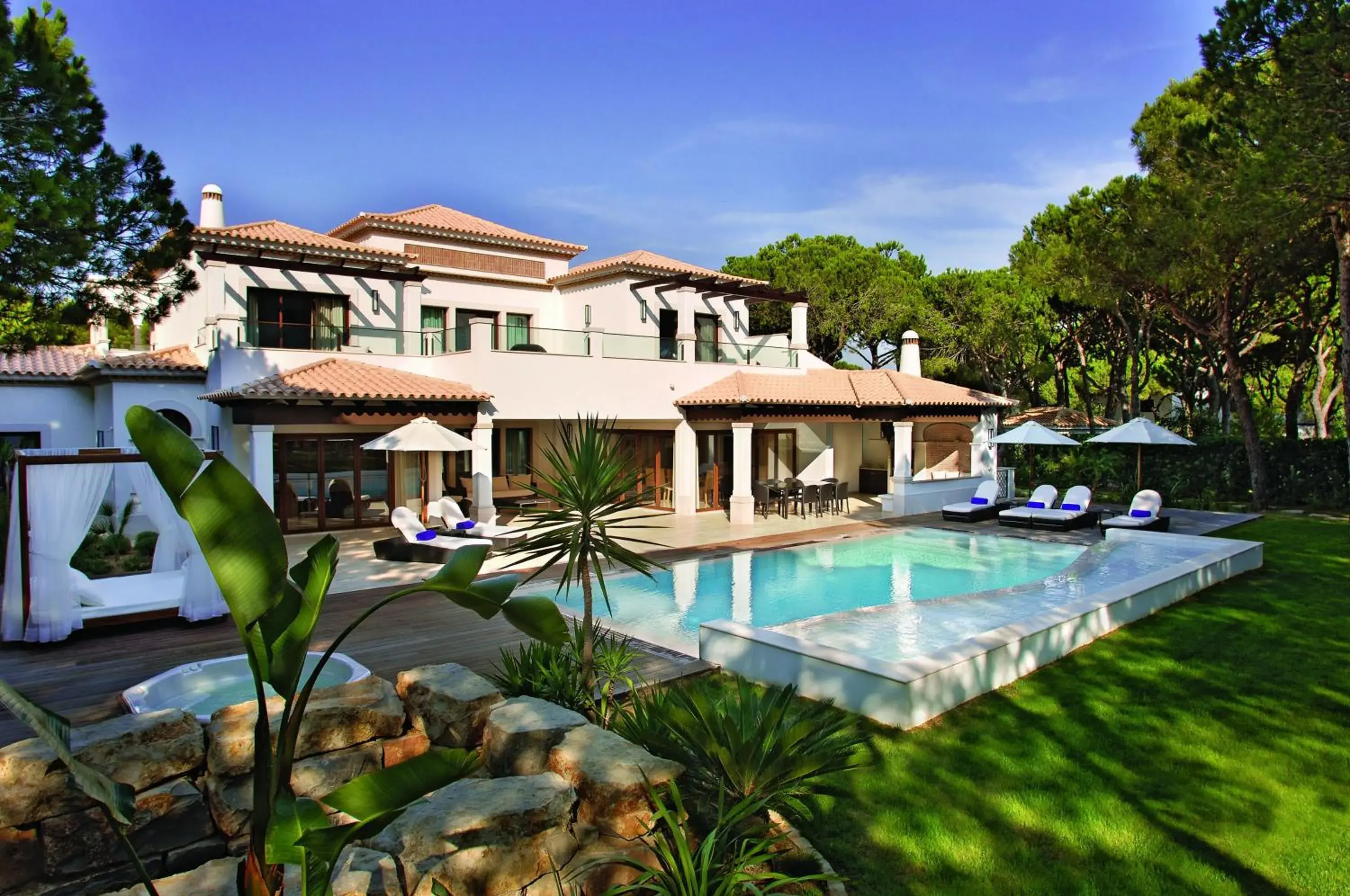 Property building in Pine Cliffs Village Property building in Pine Cliffs Village