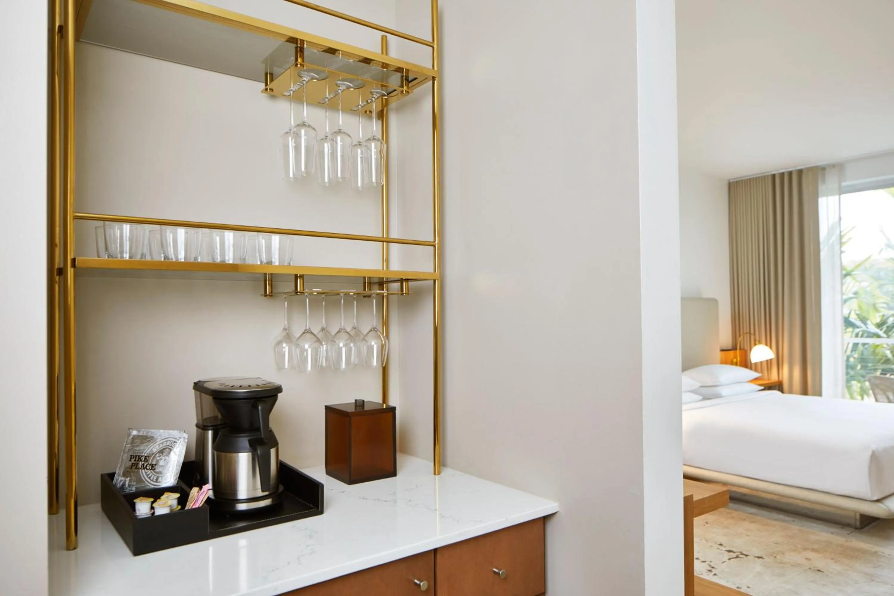 Lounge or bar, Bed in The Sarasota Modern, a Tribute Portfolio Hotel