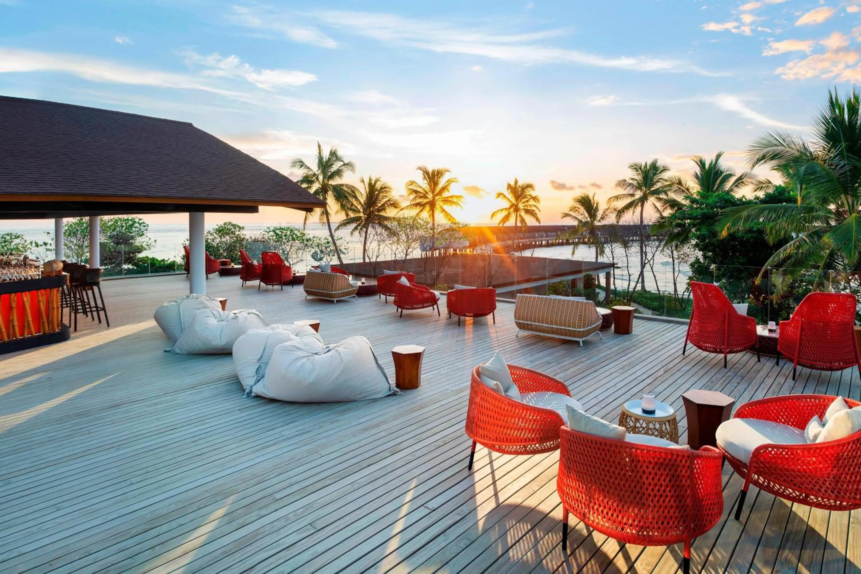 Lounge or bar in The Westin Maldives Miriandhoo Resort