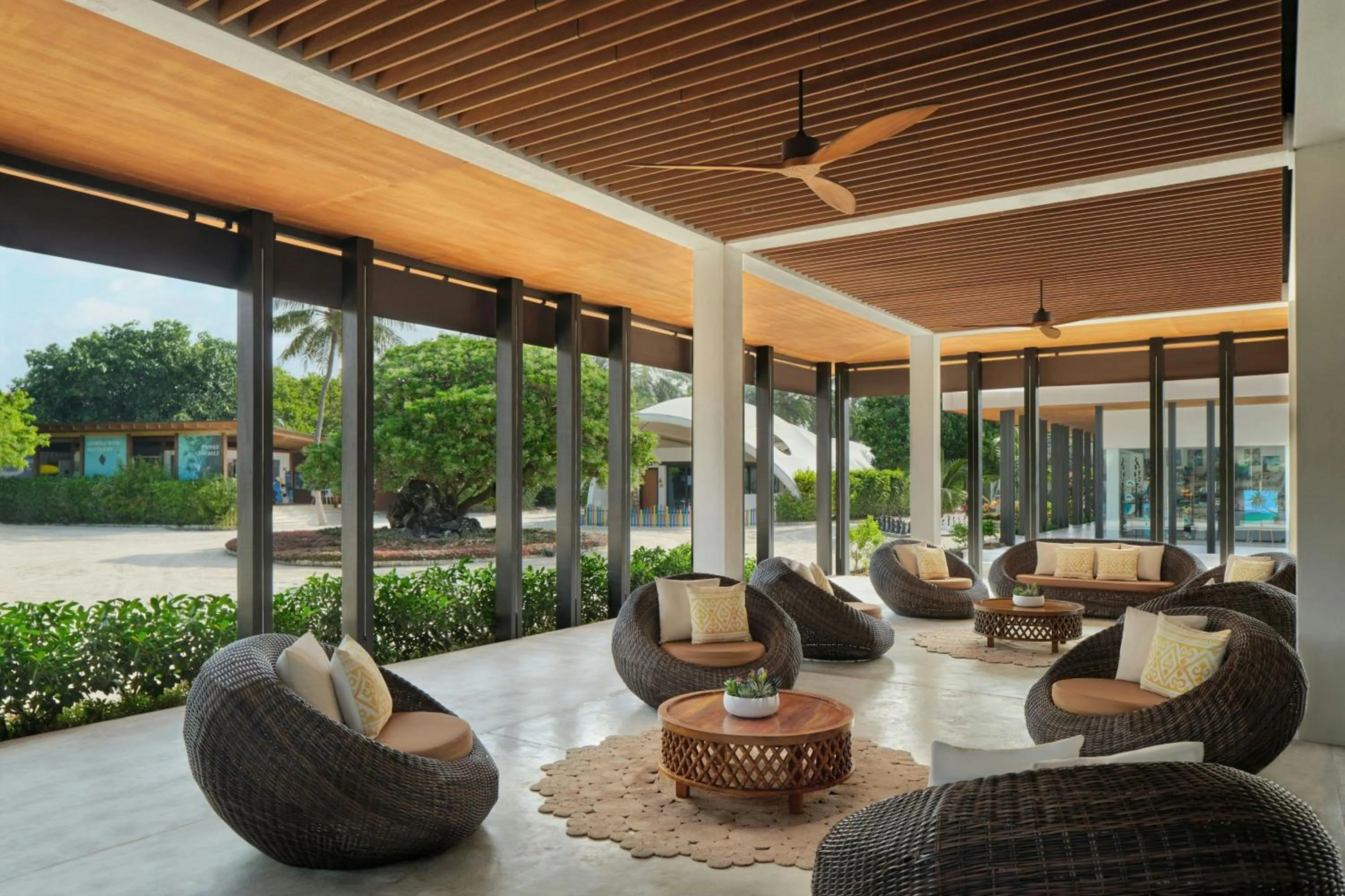 Lounge or bar in The Westin Maldives Miriandhoo Resort