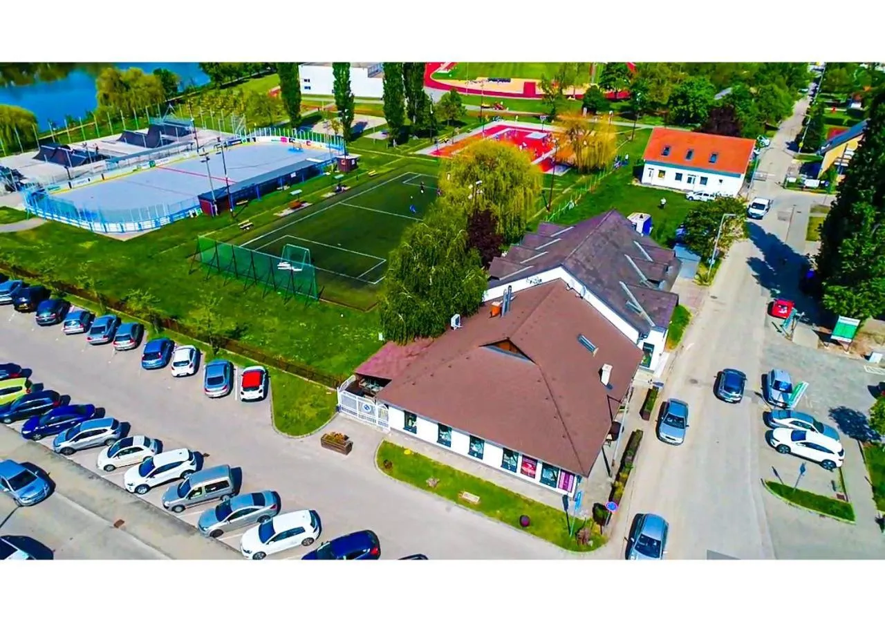 Property building in Sempre Étterem És Panzió