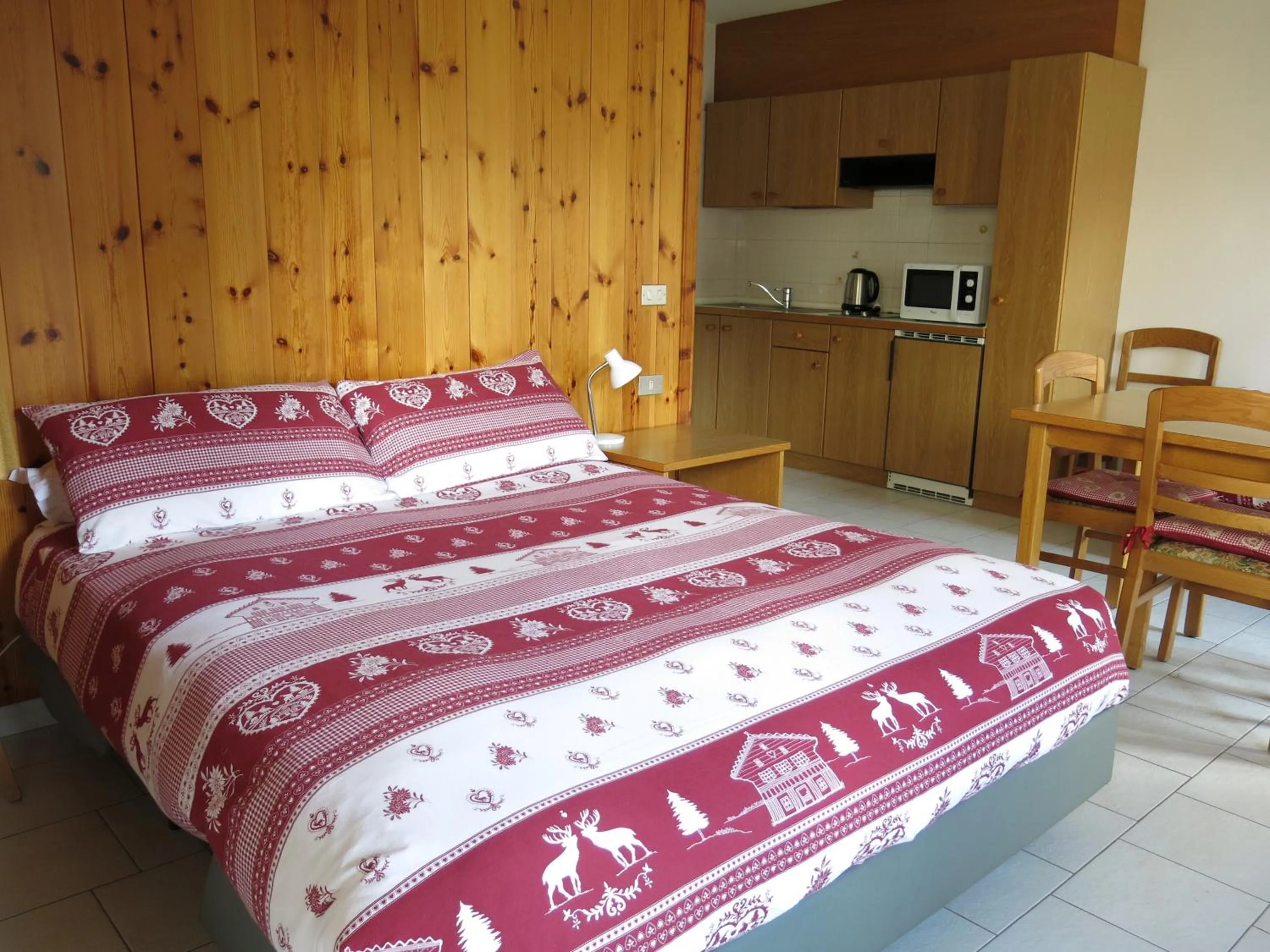 Kitchen or kitchenette, Bed in Baita al Pian