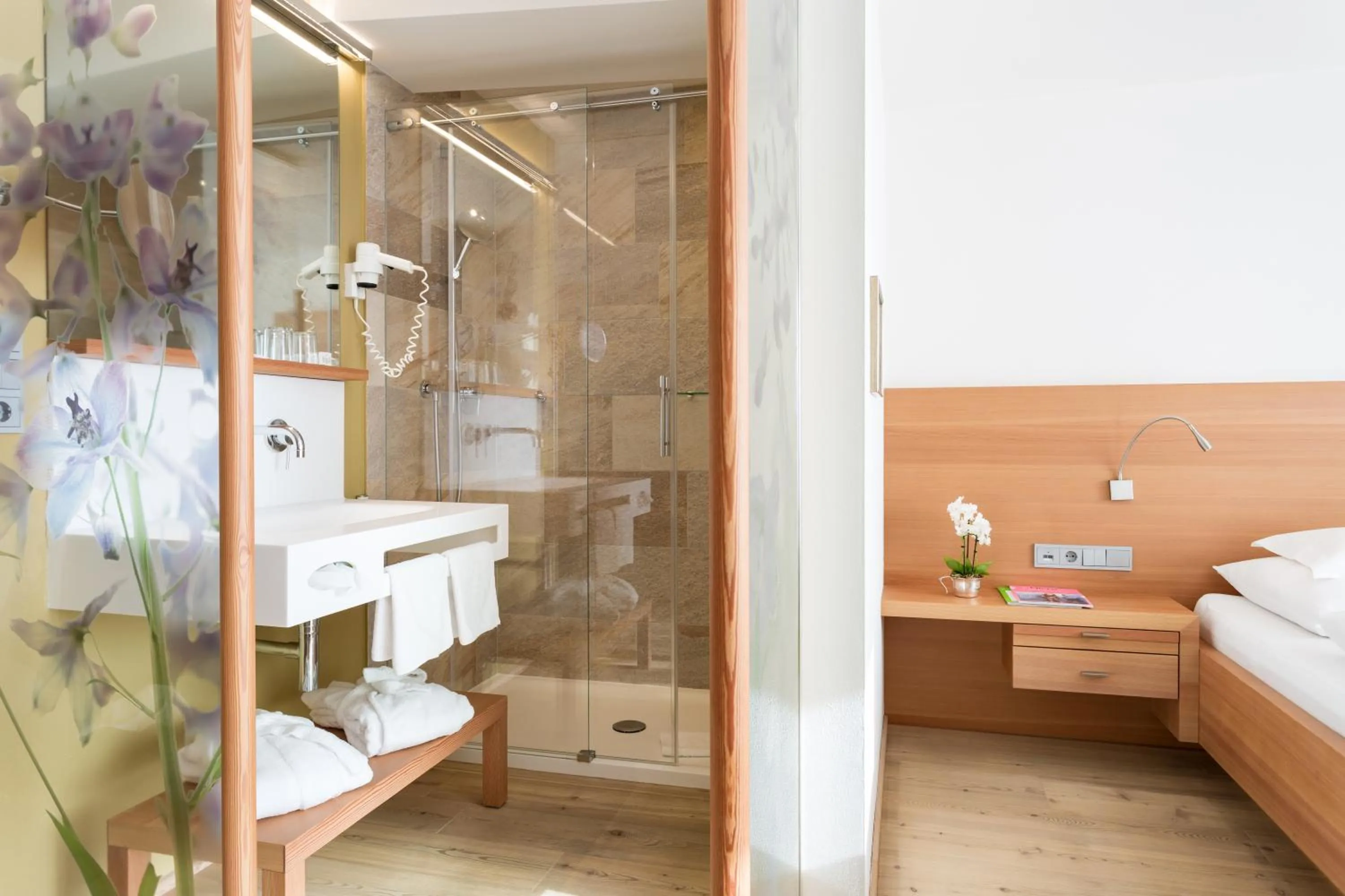 Bathroom, Bed in Hotel Heubad