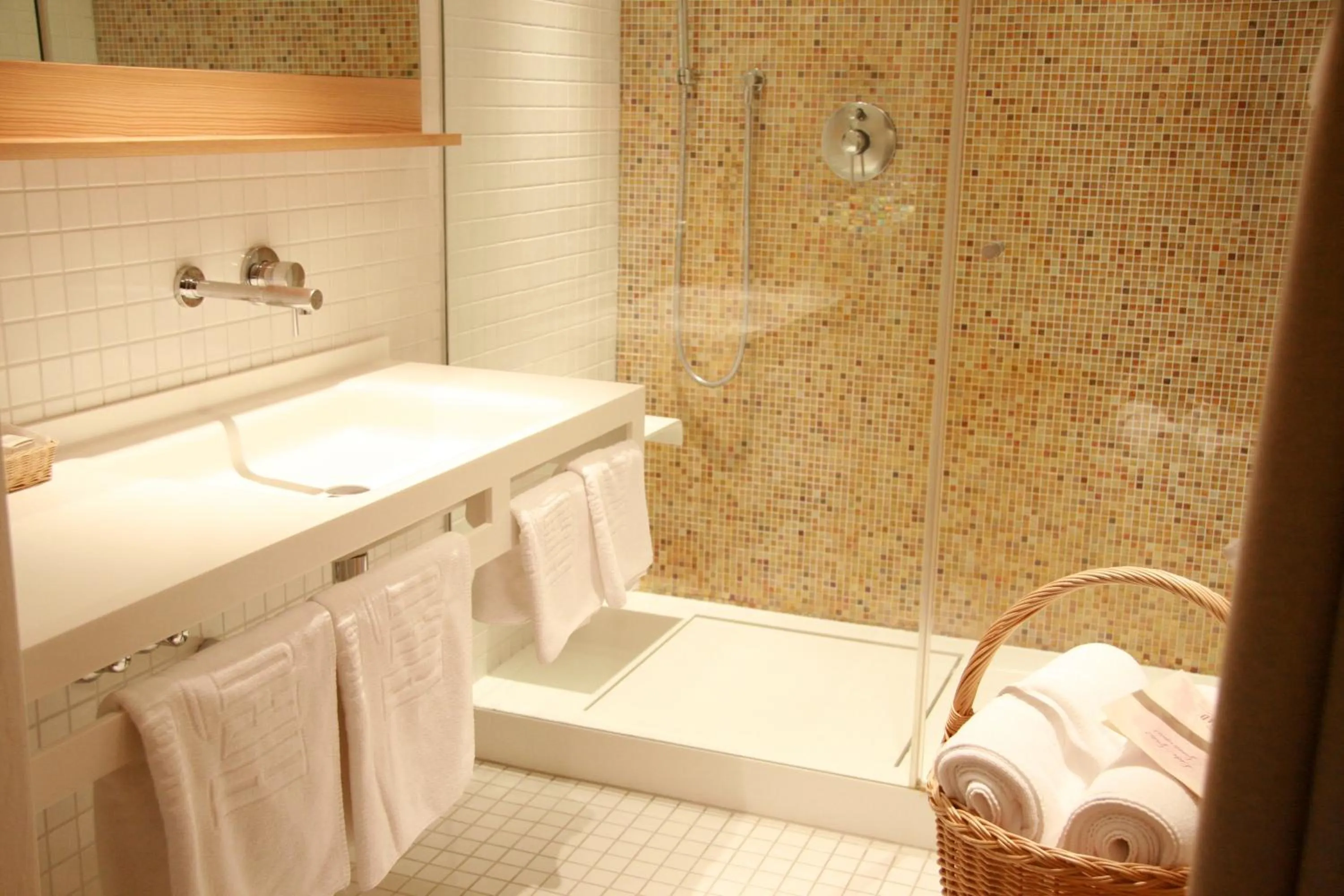 Shower, Bed in Hotel Heubad