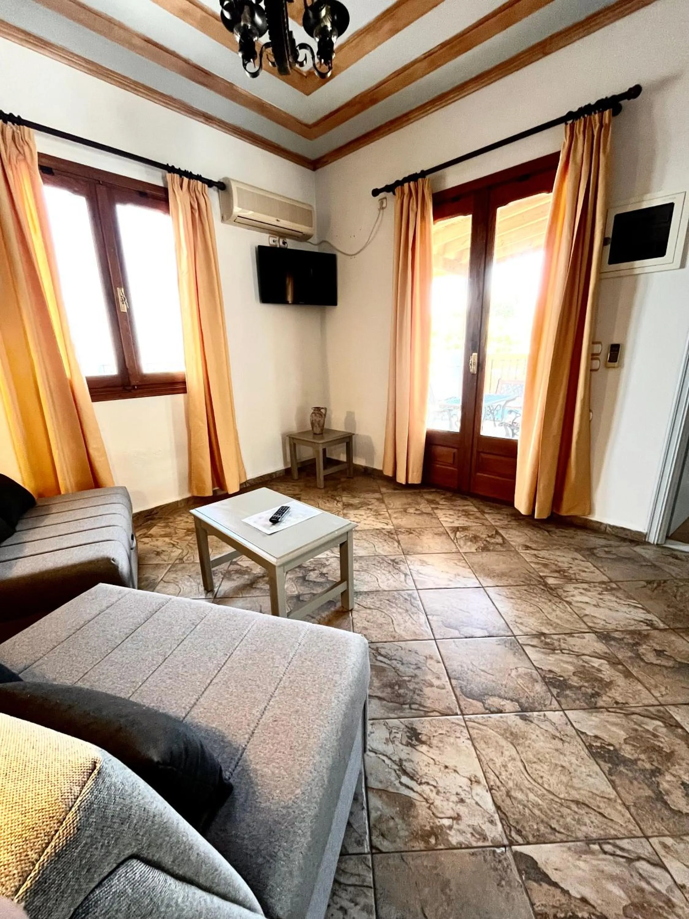 Pantheon Apartments & Studios