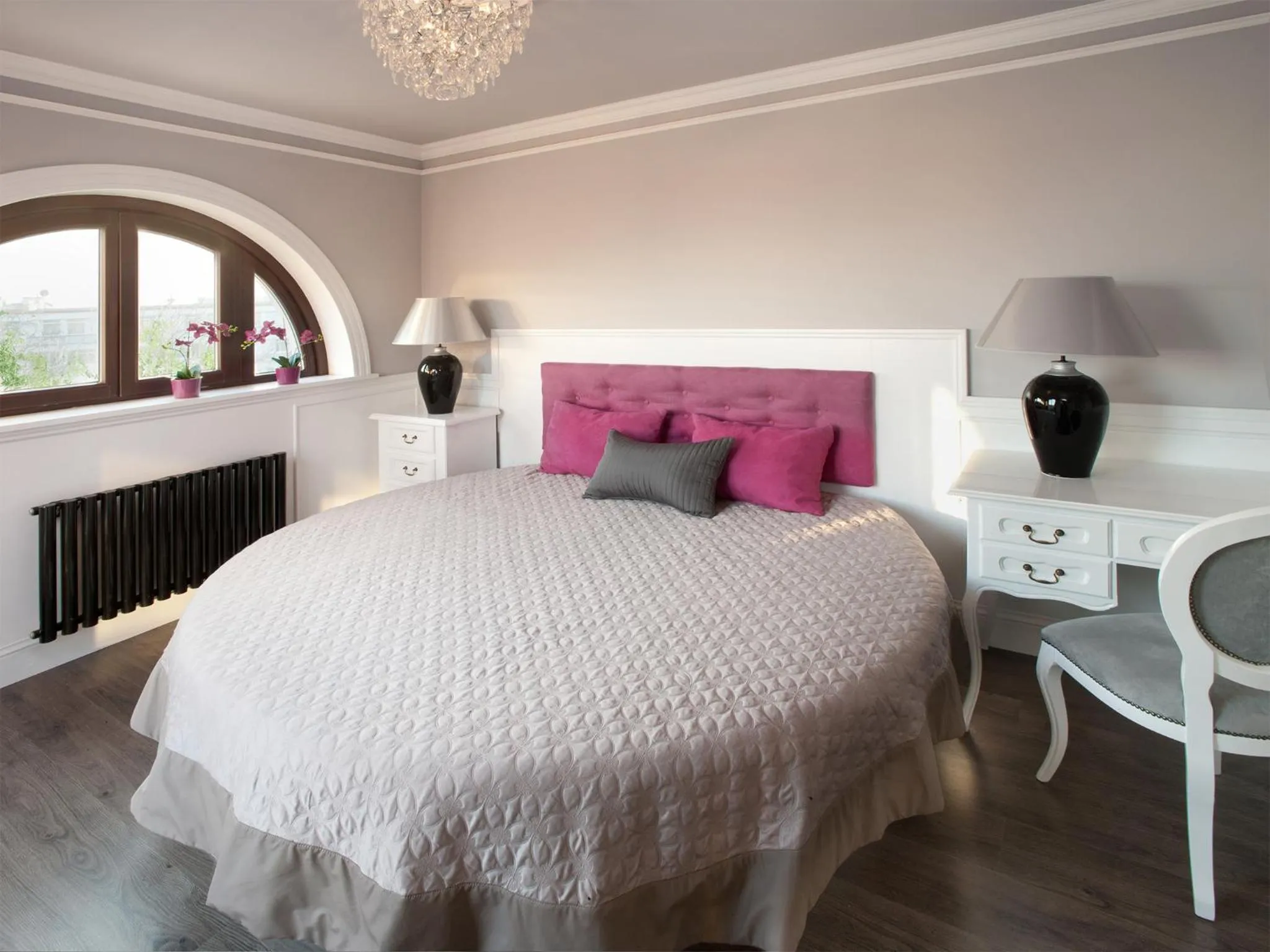 Bedroom, Bed in Parkside Apartments Old Town