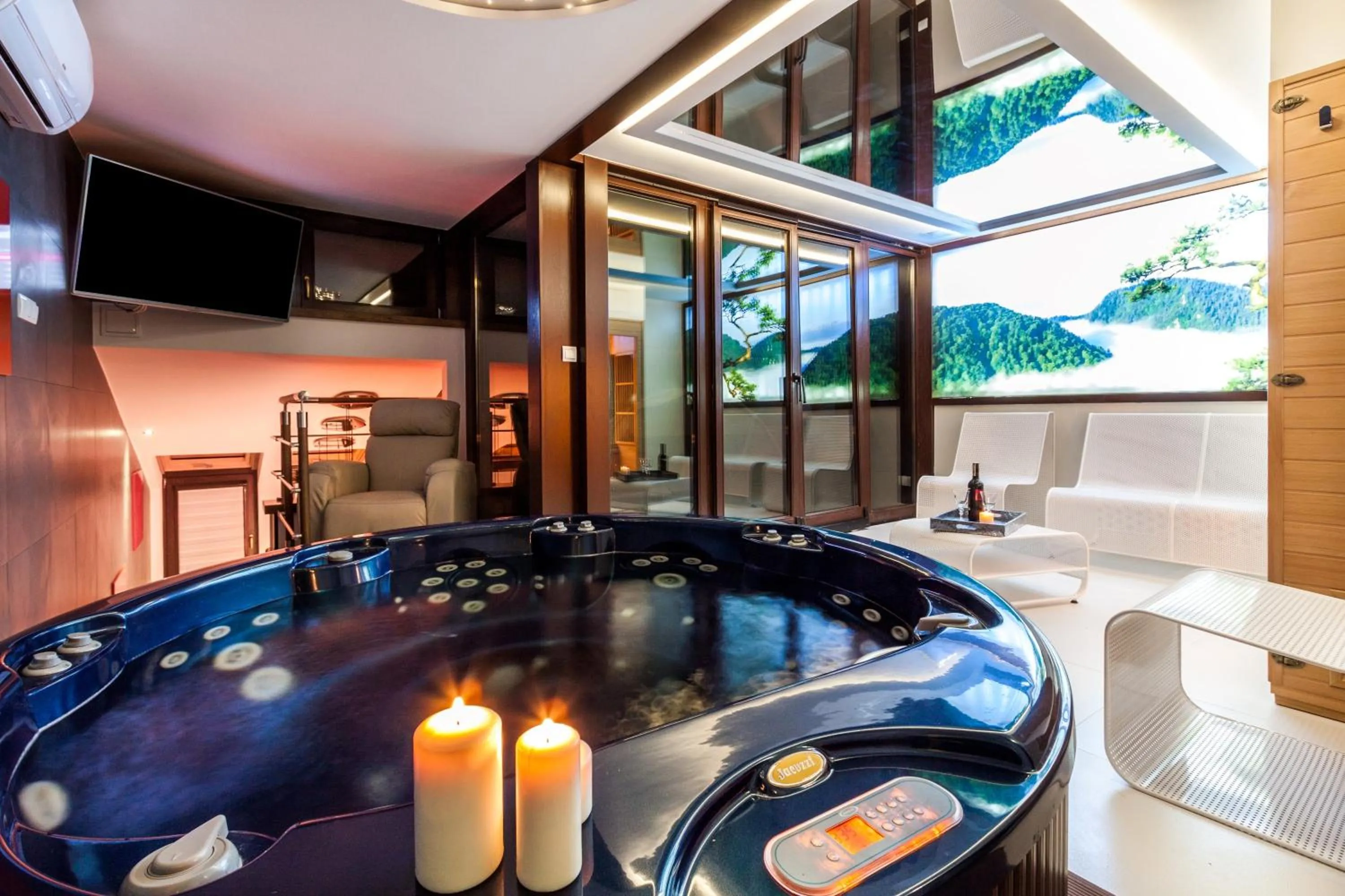 Hot Tub in Parkside Apartments Old Town