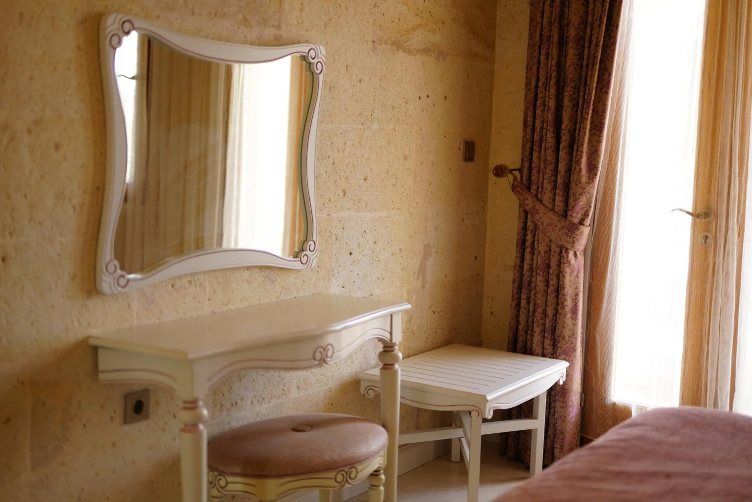 Living room, Bed in Anatelein Cave Hotel